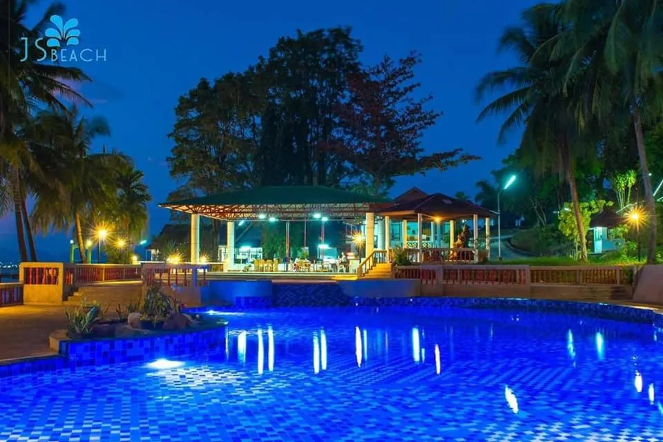 Swimming pool in Jansom Beach Resort
