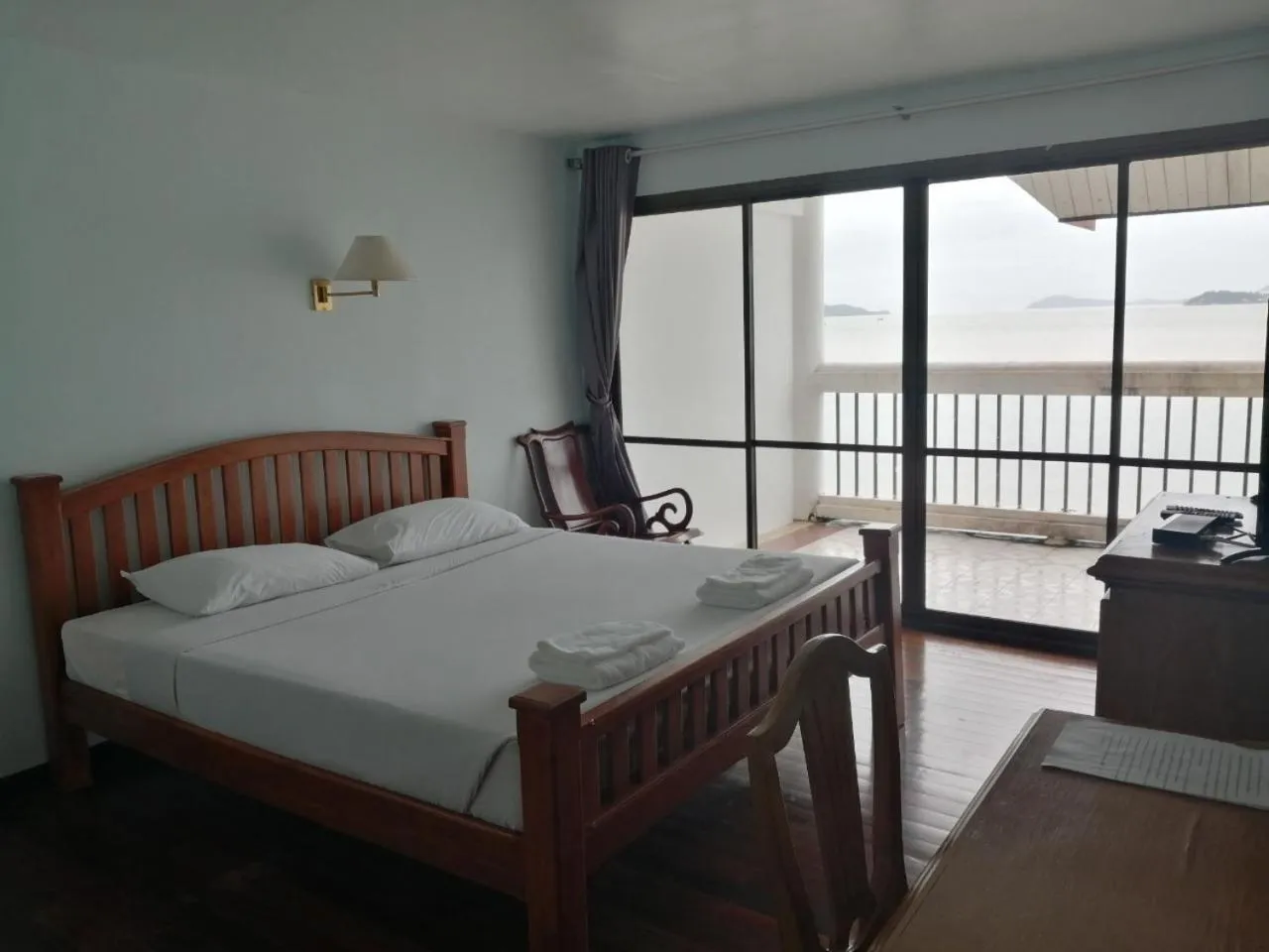 Bed in Jansom Beach Resort