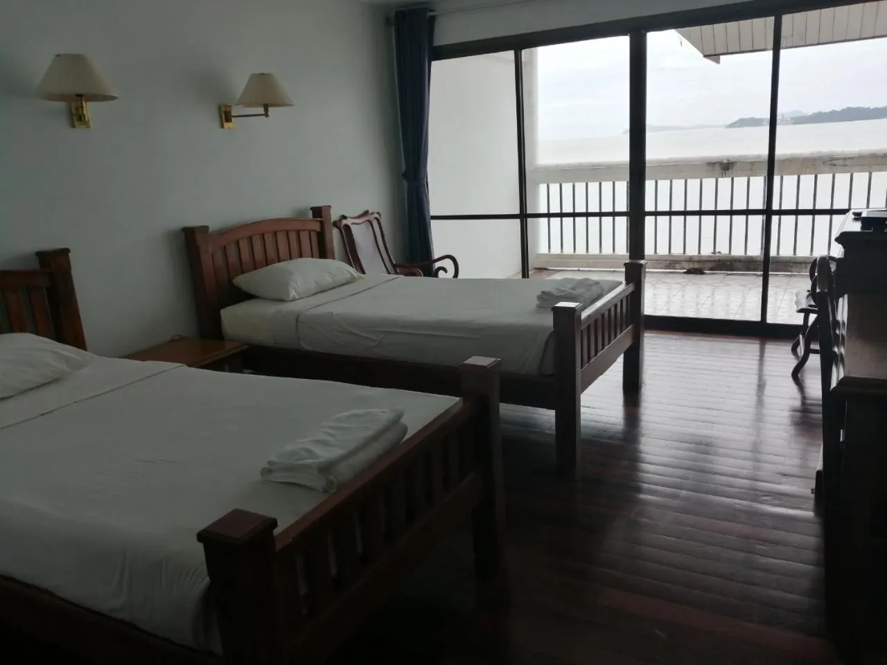 Bed in Jansom Beach Resort