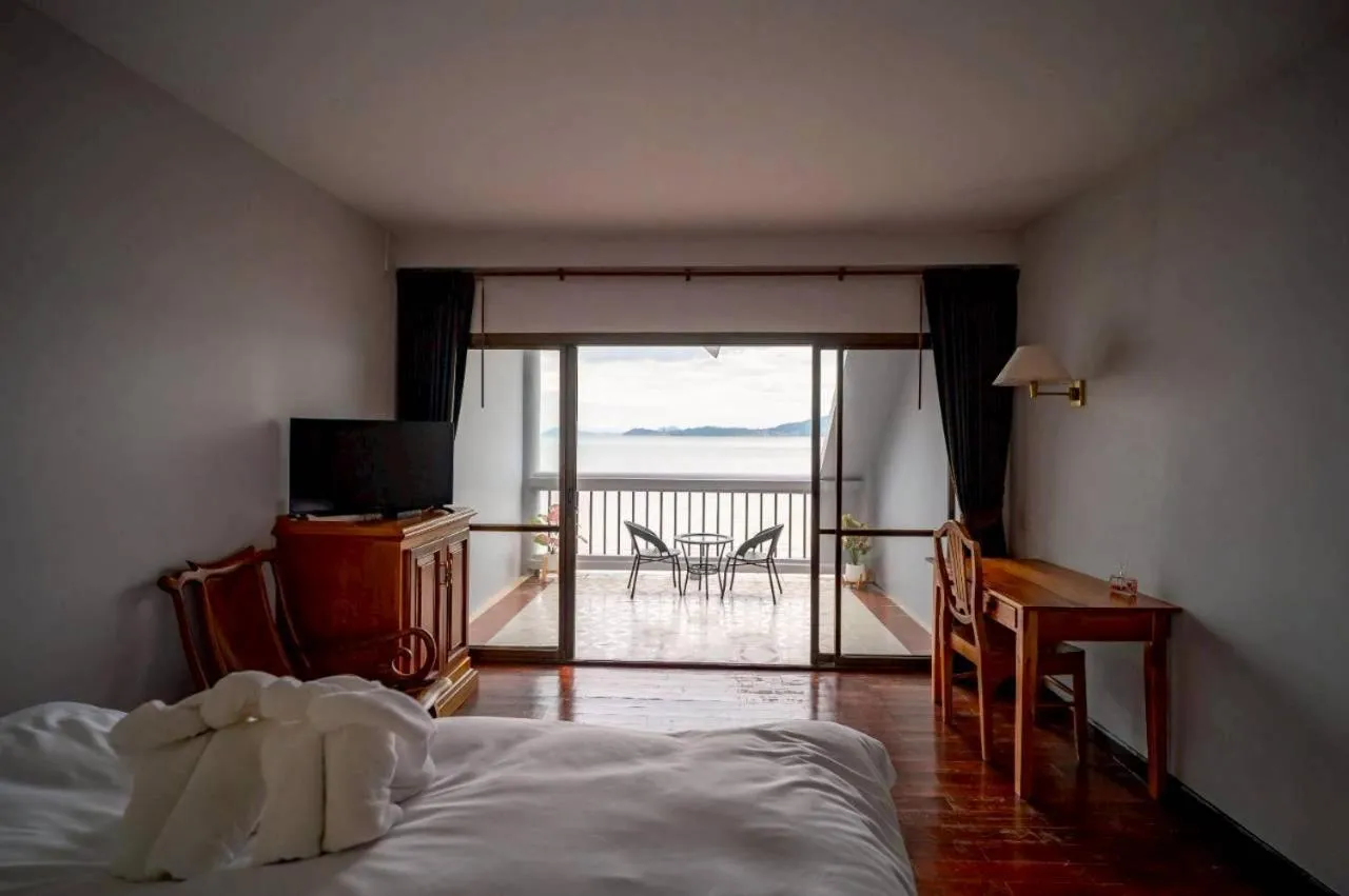 Bedroom, Bed in Jansom Beach Resort