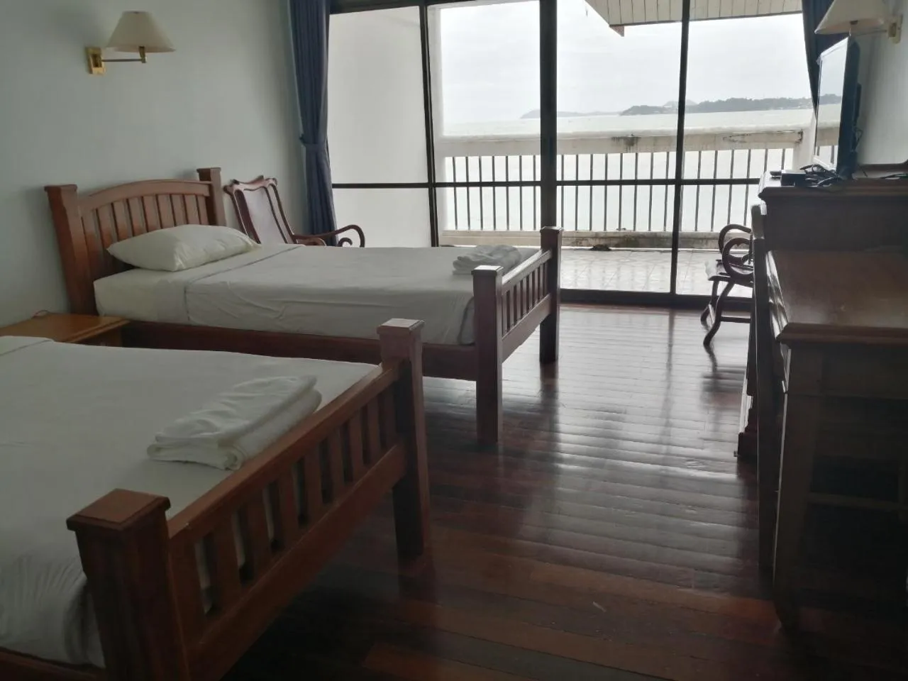 Bed in Jansom Beach Resort