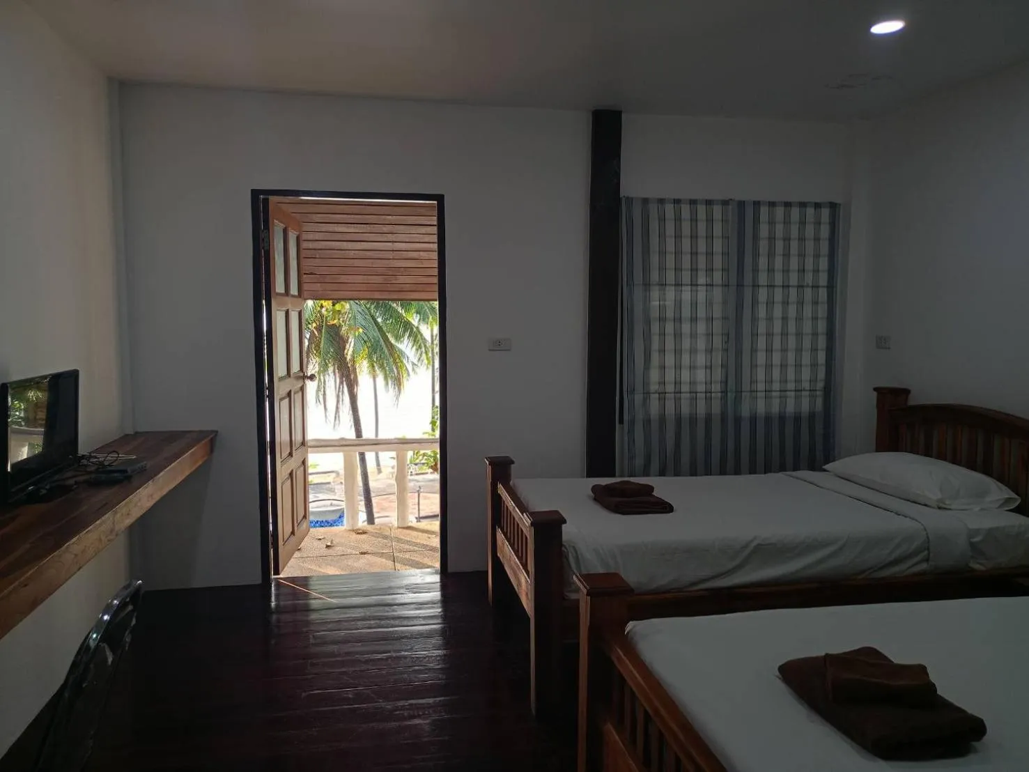 Bed in Jansom Beach Resort