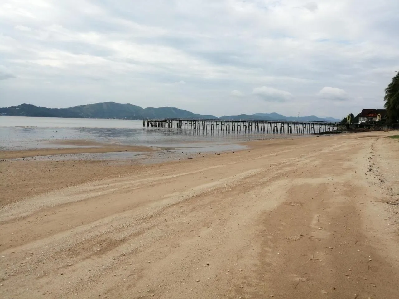 Beach in Jansom Beach Resort