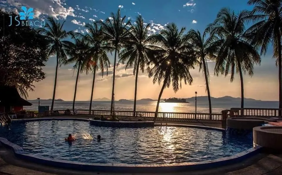 Swimming pool in Jansom Beach Resort