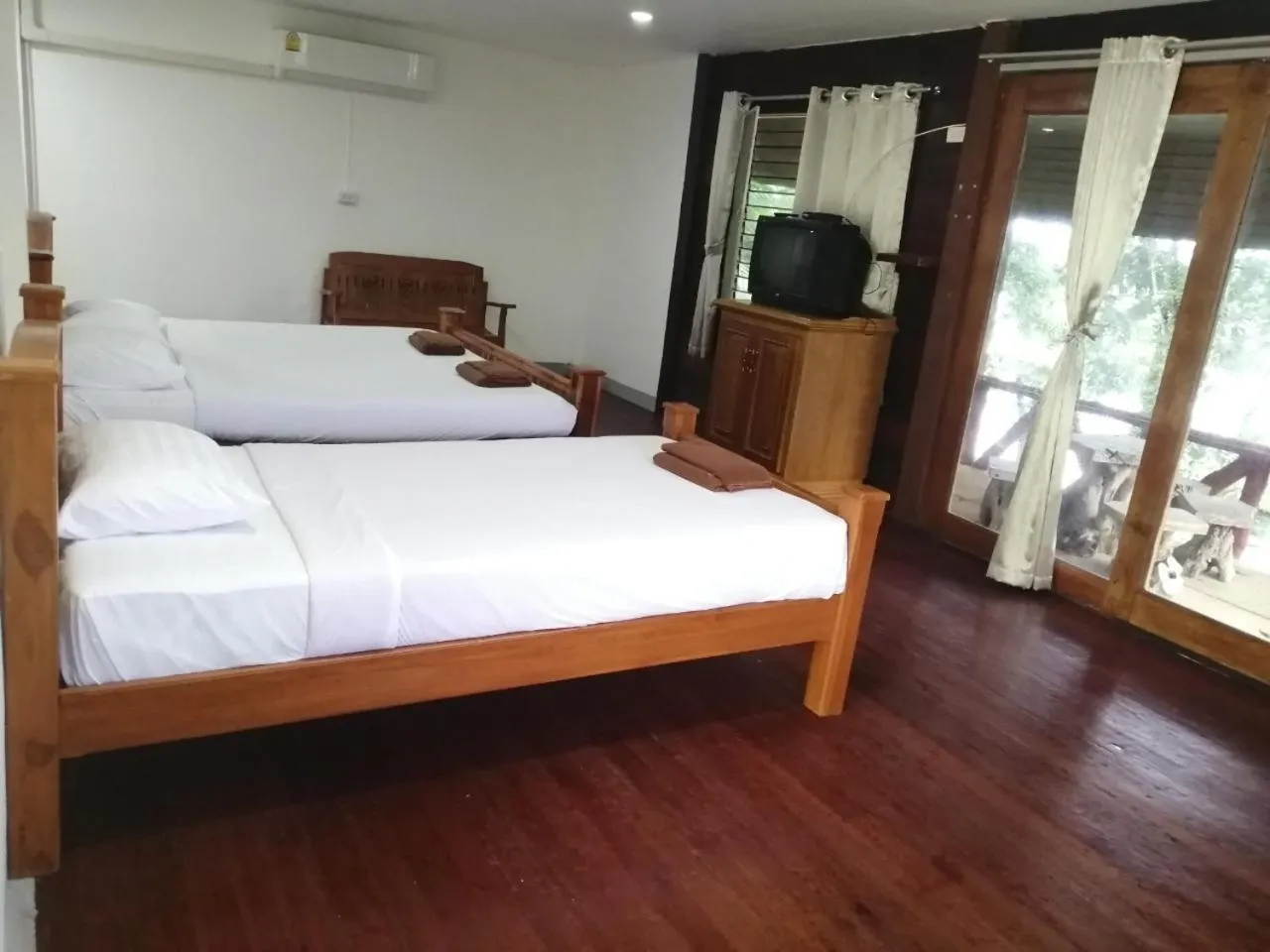 Bed in Jansom Beach Resort