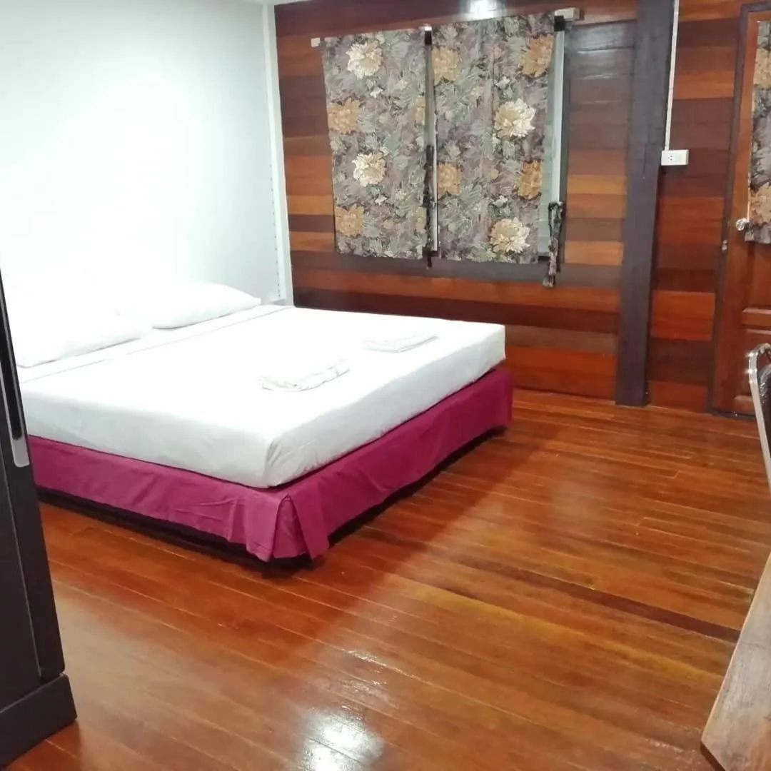 Bed in Jansom Beach Resort