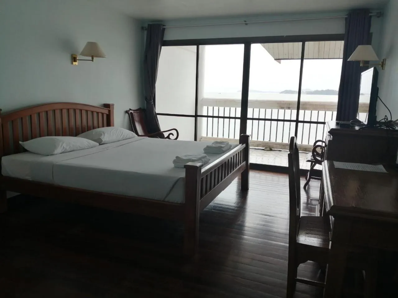 Bed in Jansom Beach Resort
