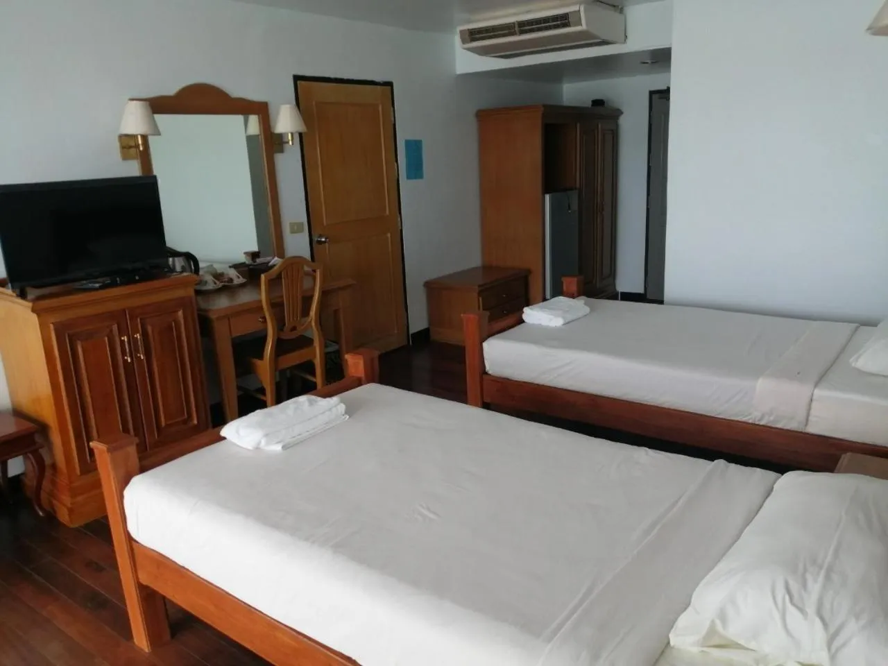 Bed in Jansom Beach Resort