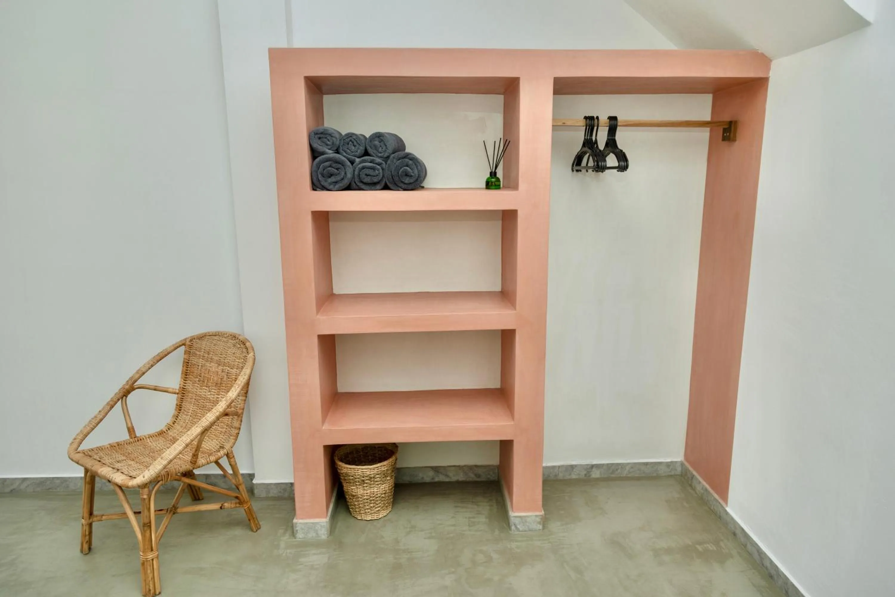 wardrobe in Rise - Bed & Breakfast