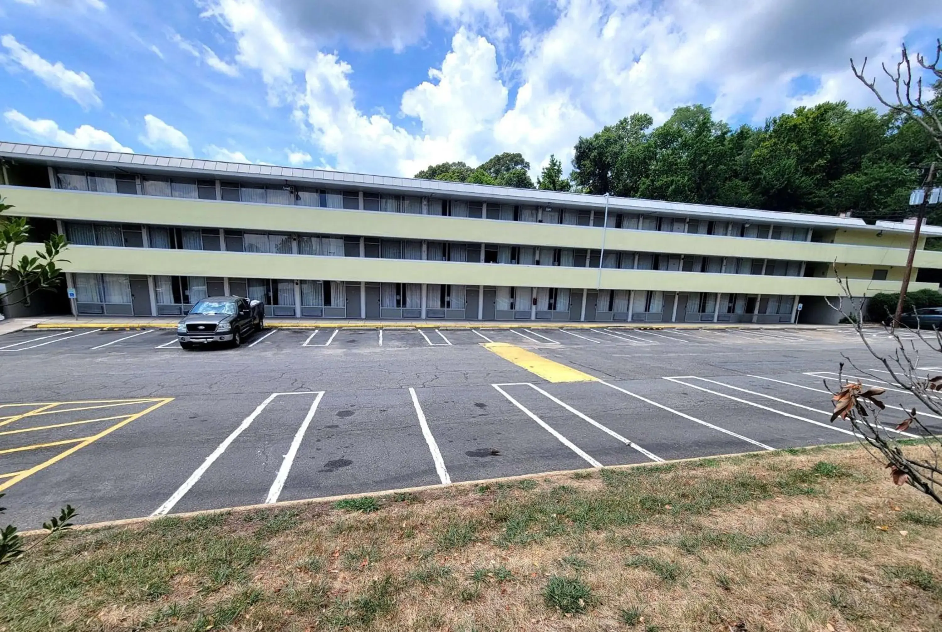 Property building in Days Inn by Wyndham Alexandria South Property building in Days Inn by Wyndham Alexandria South