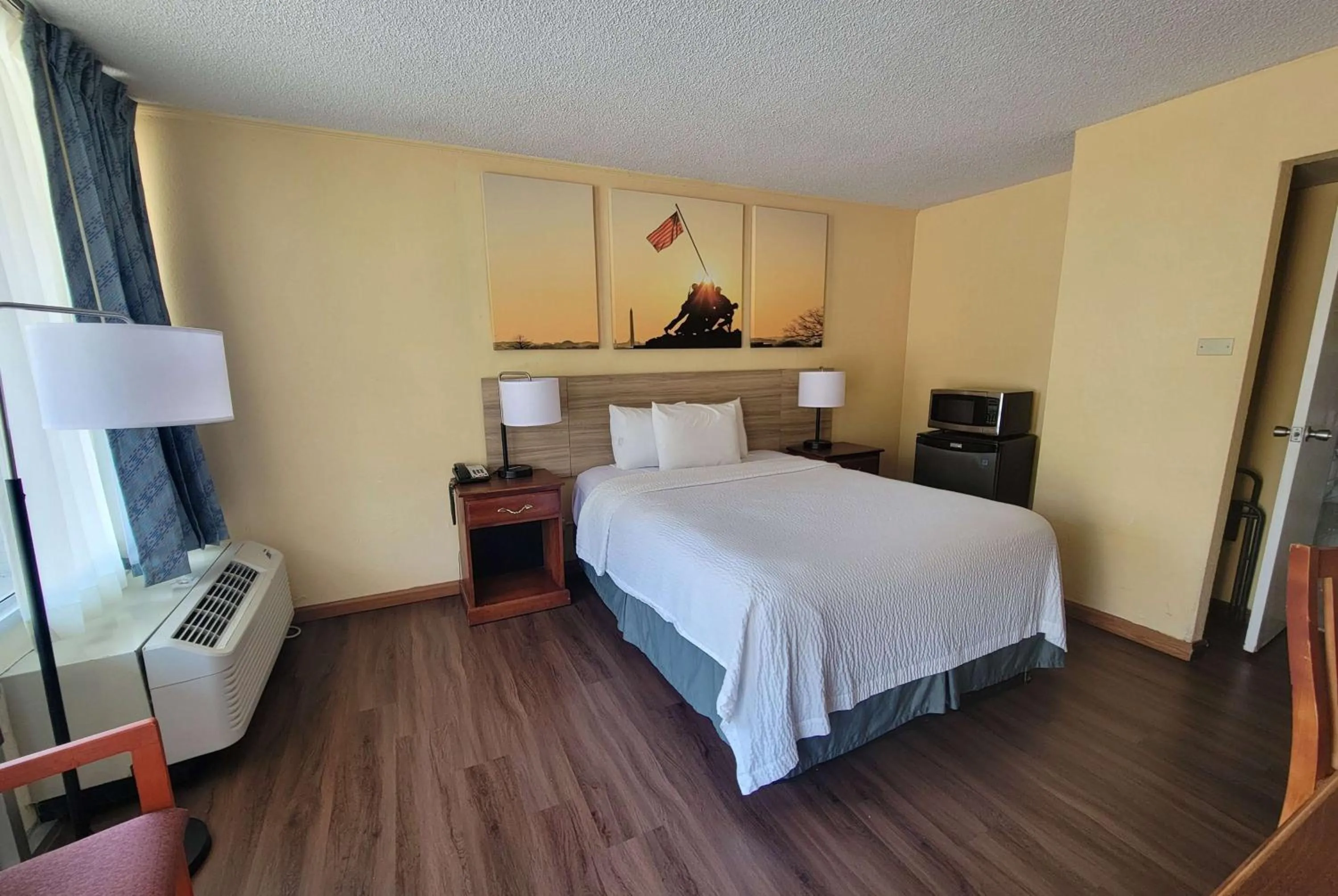 Photo of the whole room, Bed in Days Inn by Wyndham Alexandria South