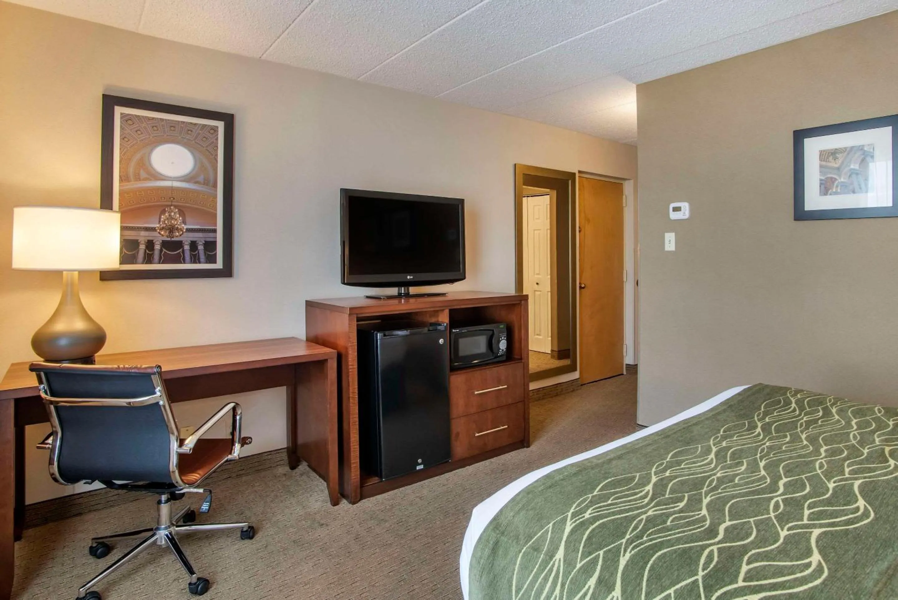 Bedroom, Bed in Comfort Inn Shady Grove - Gaithersburg - Rockville