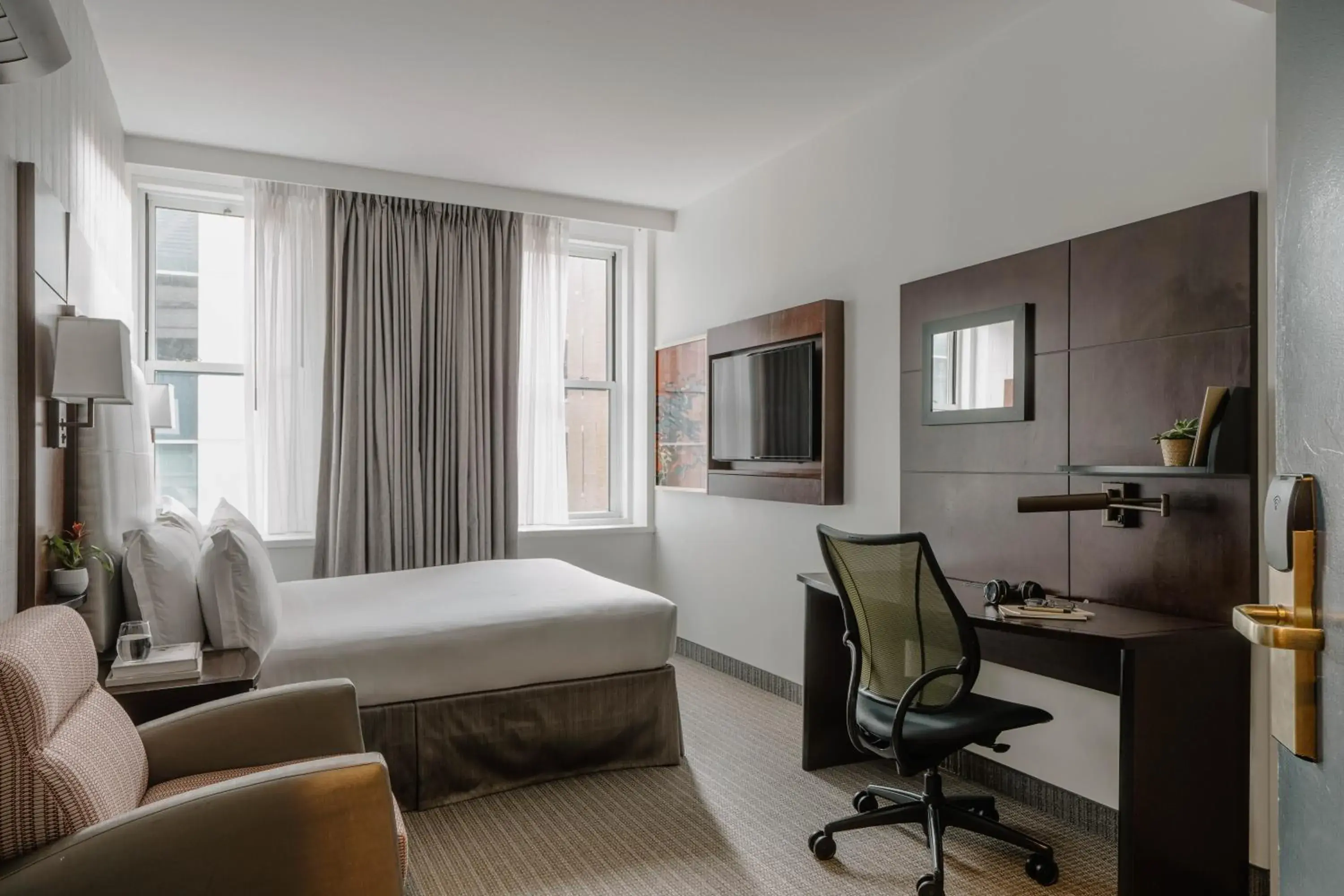 Bed in Club Quarters Hotel Faneuil Hall, Boston Bed in Club Quarters Hotel Faneuil Hall, Boston