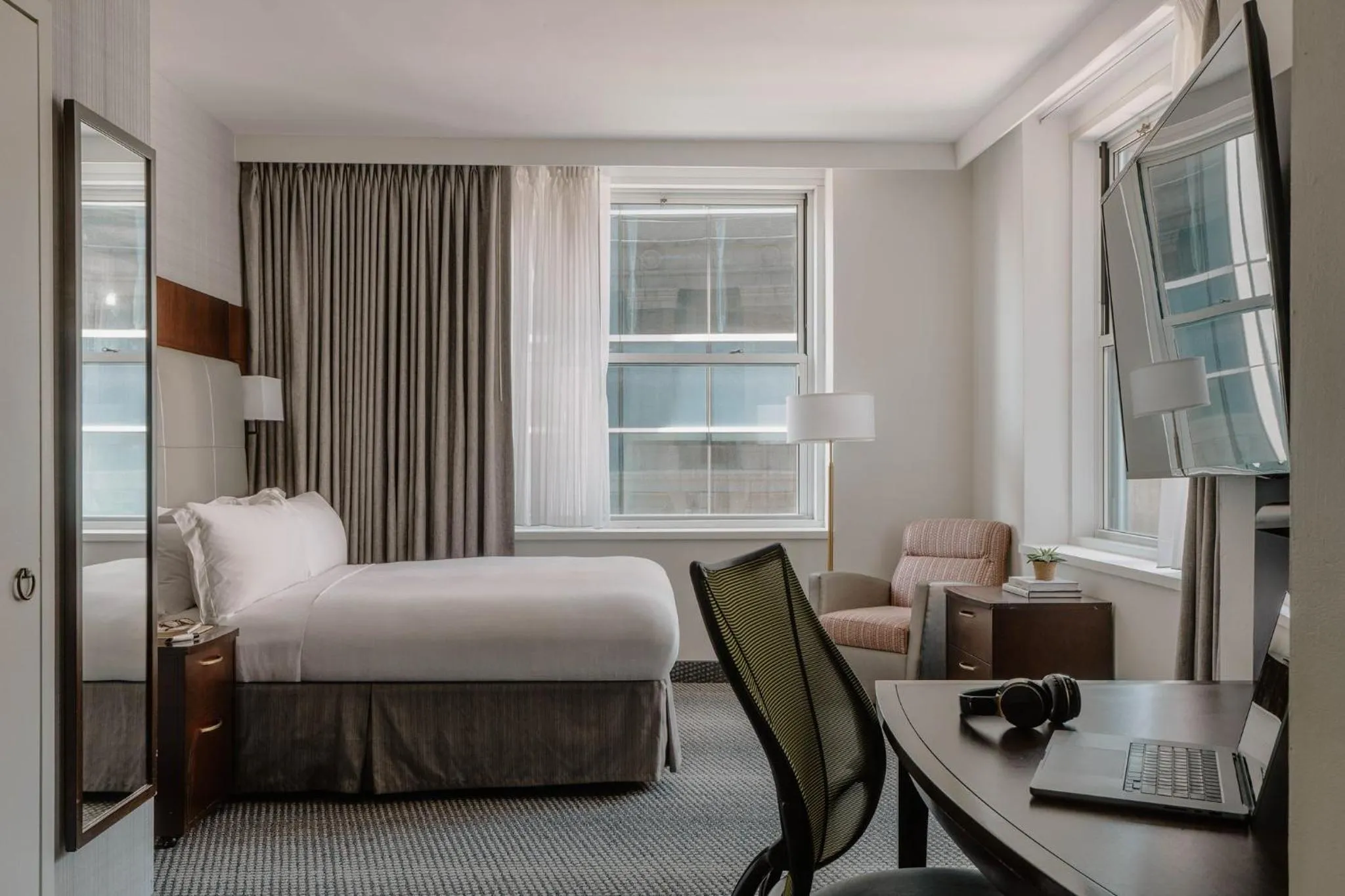 Photo of the whole room, Bed in Club Quarters Hotel Faneuil Hall, Boston