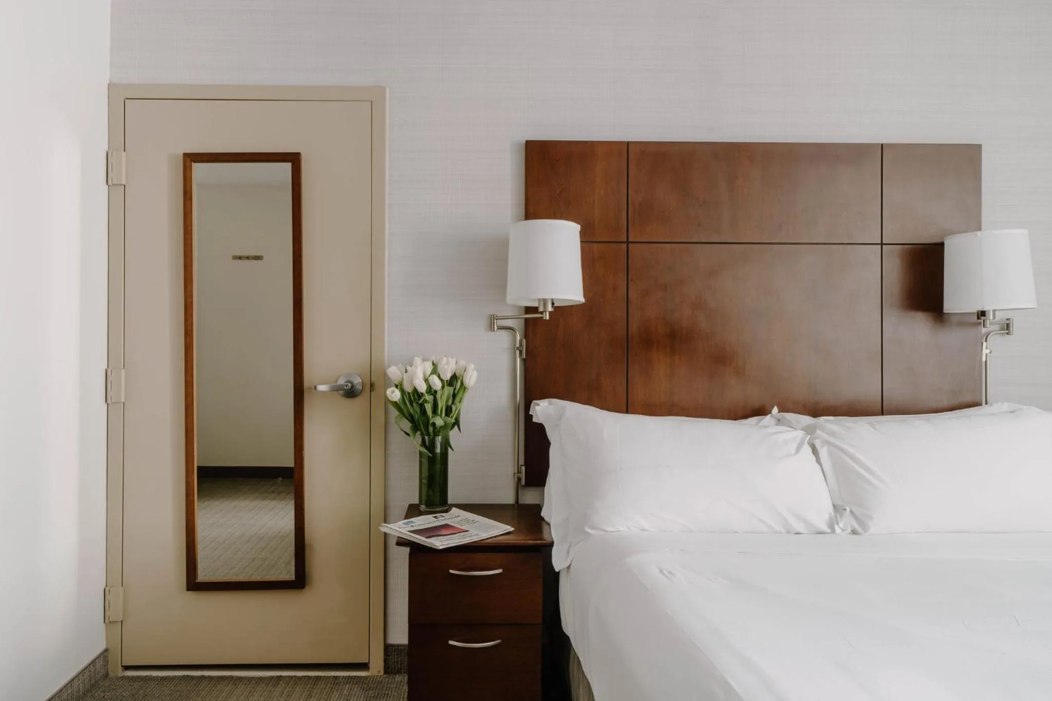 Photo of the whole room, Bed in Club Quarters Hotel Embarcadero, San Francisco