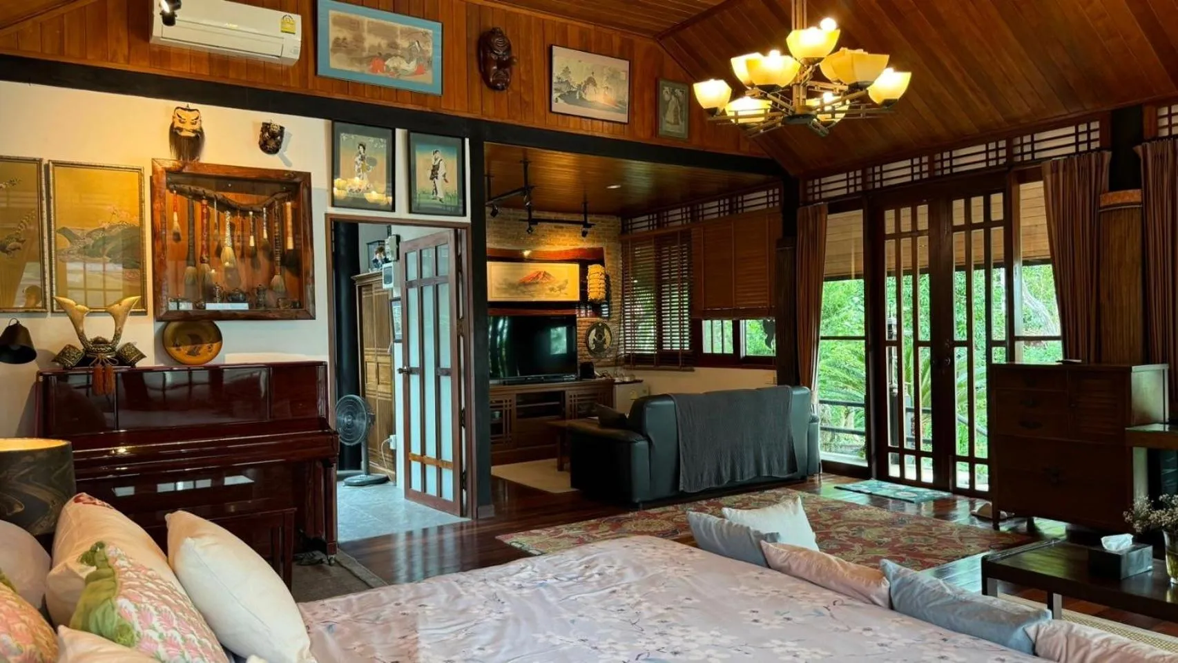Photo of the whole room, Bed in Cattani's Riverside Home