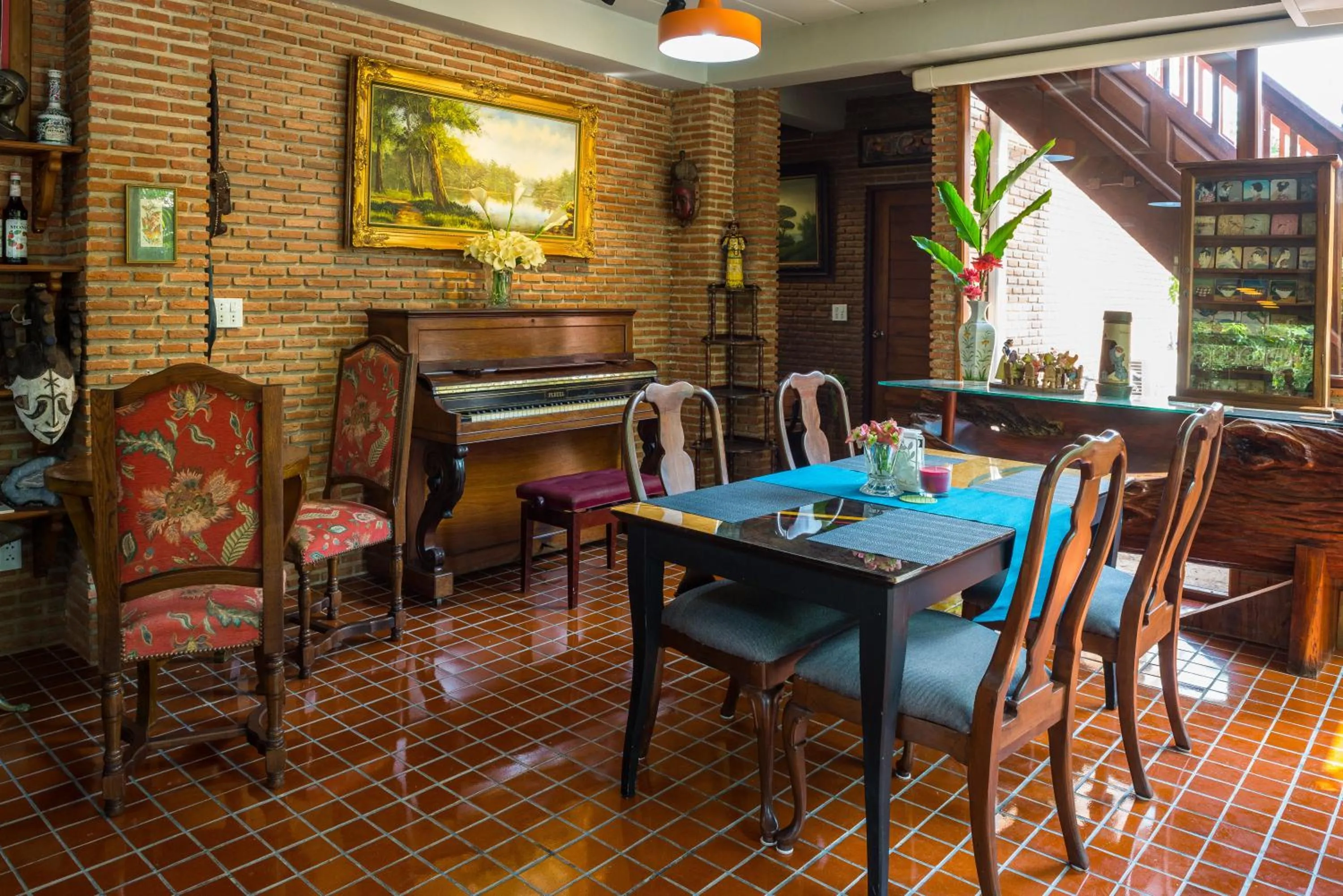 Restaurant/places to eat in Cattani's Riverside Home