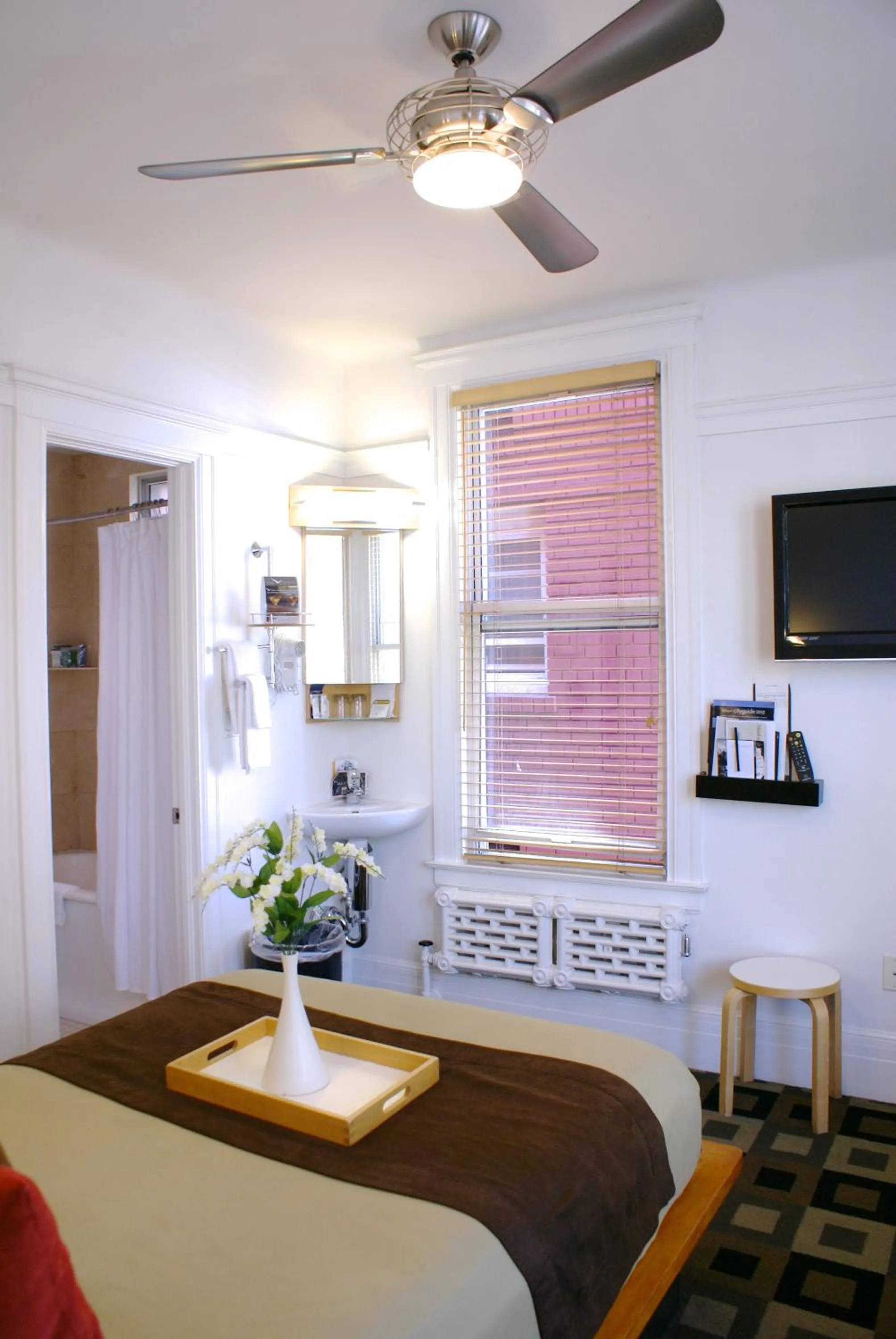 TV and multimedia, Bed in The Mosser Hotel