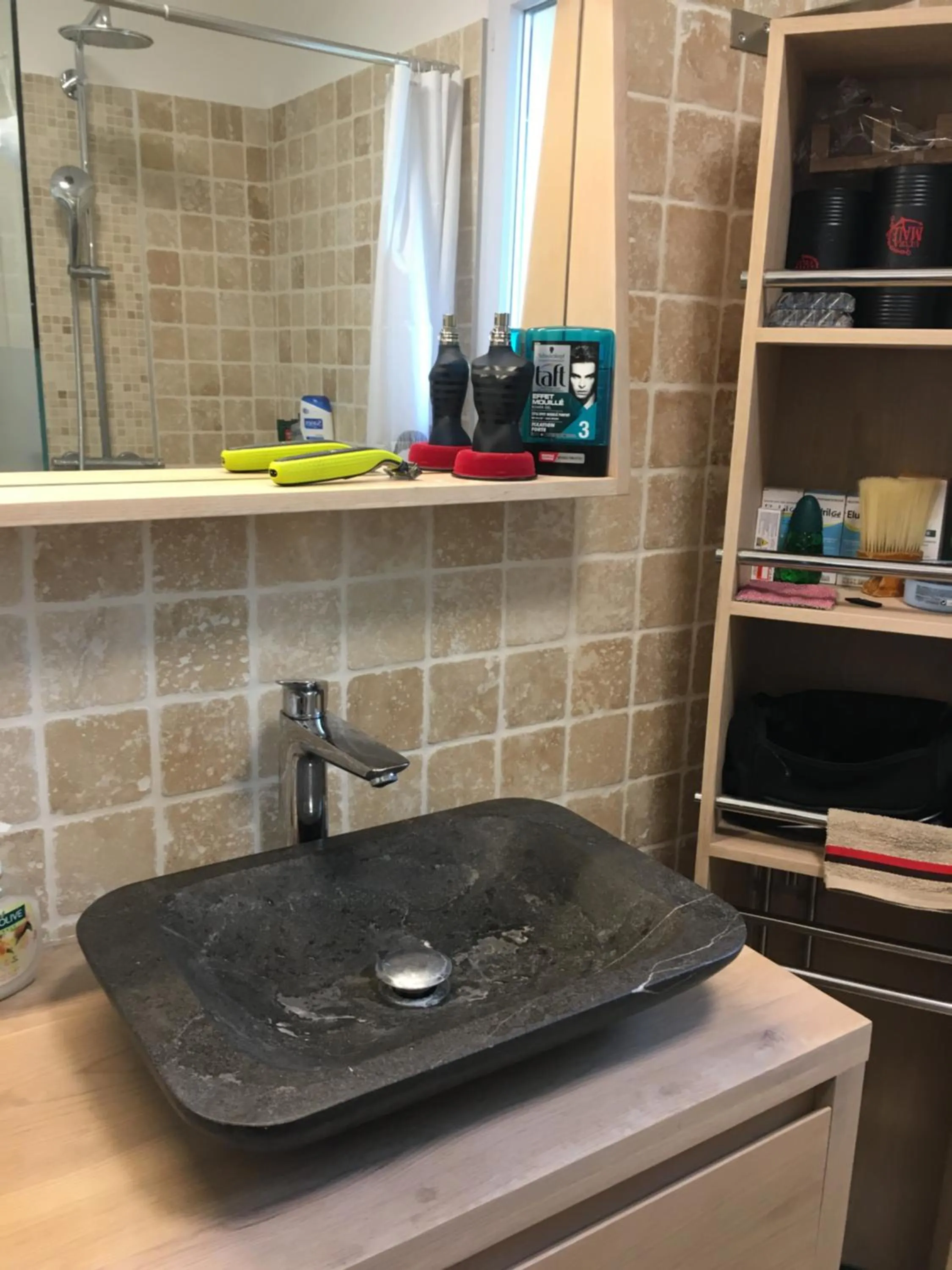 Bathroom in Chambres dans villa avec piscine