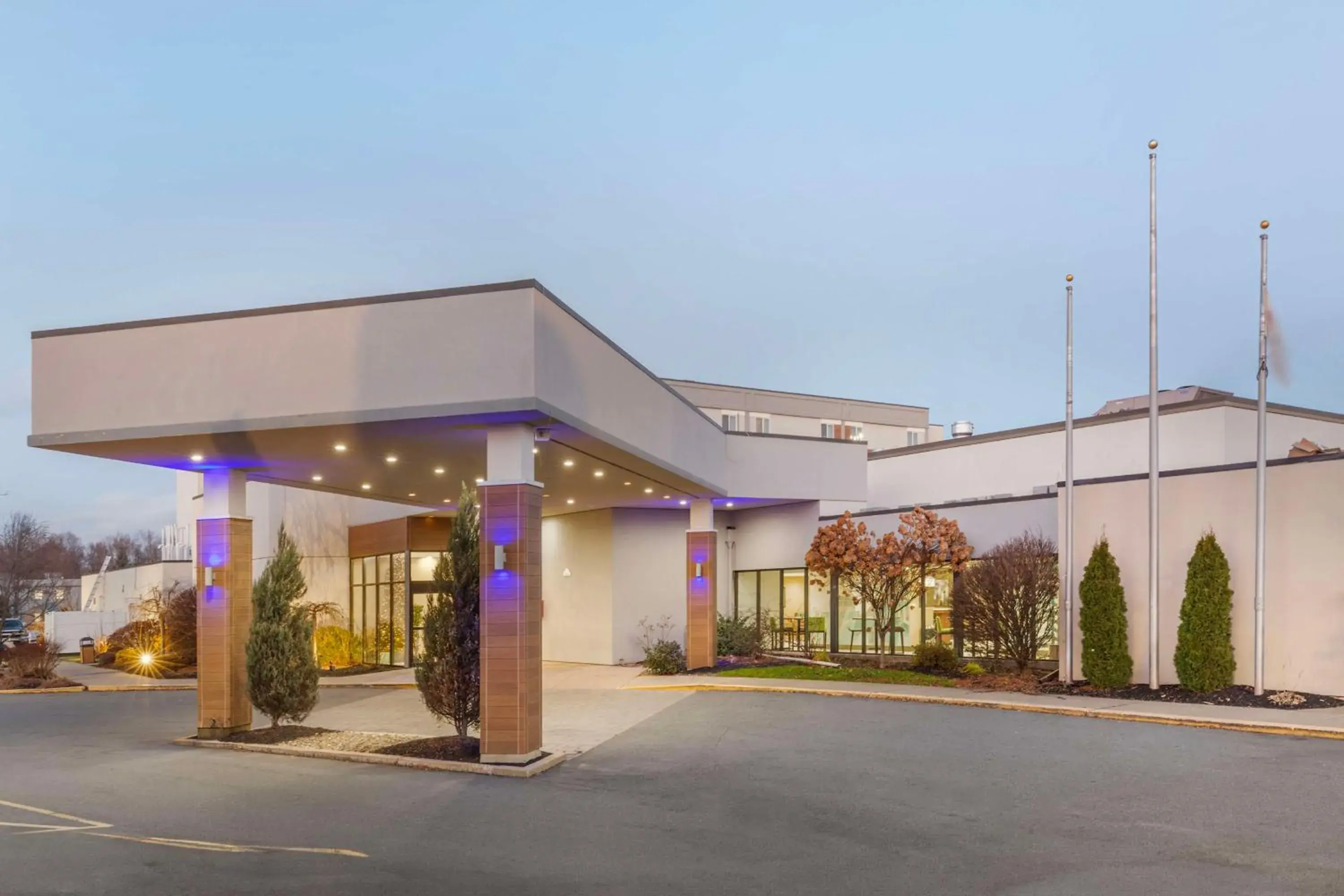 Property building in Best Western Plus New Englander Property building in Best Western Plus New Englander