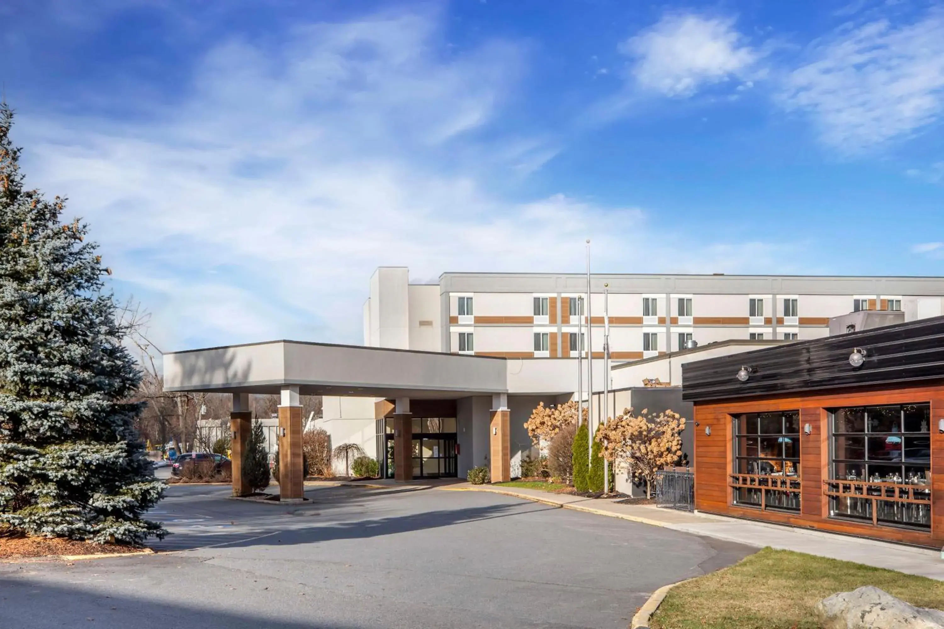 Property building in Best Western Plus New Englander Property building in Best Western Plus New Englander