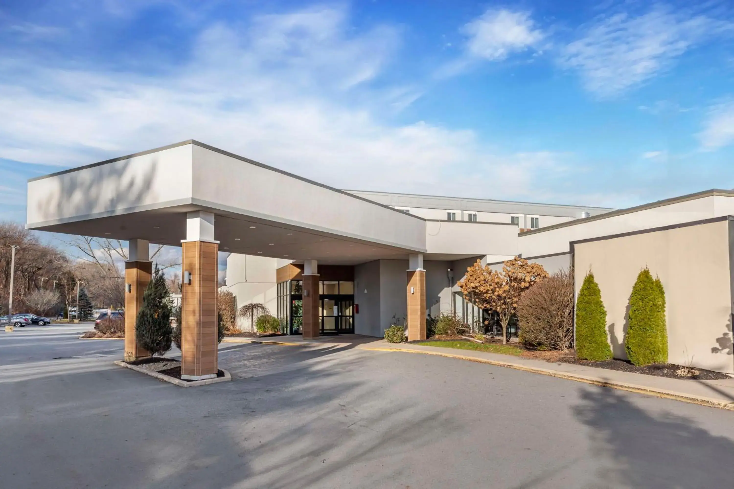 Property building in Best Western Plus New Englander Property building in Best Western Plus New Englander