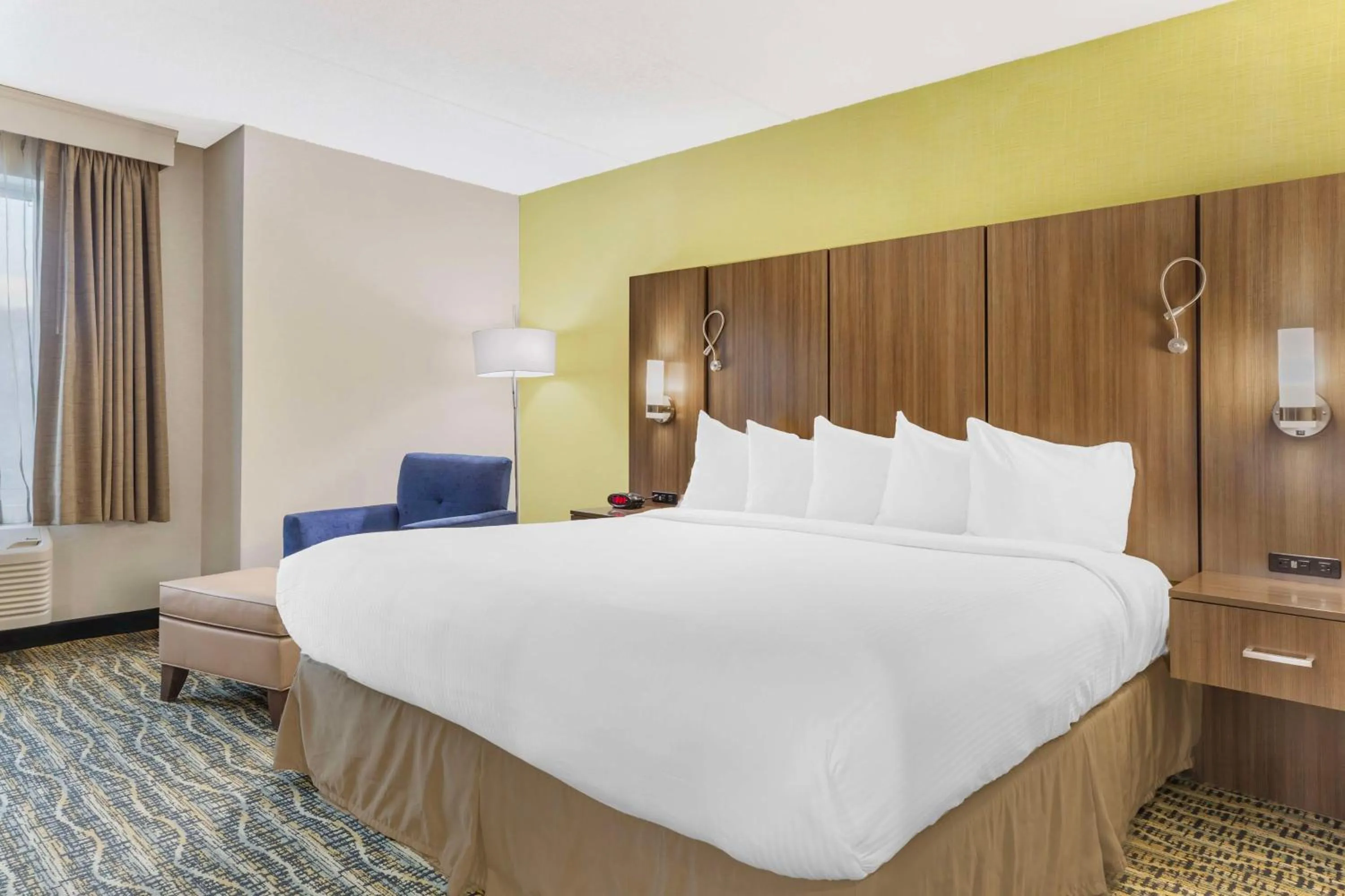 Bedroom, Bed in Best Western Plus New Englander