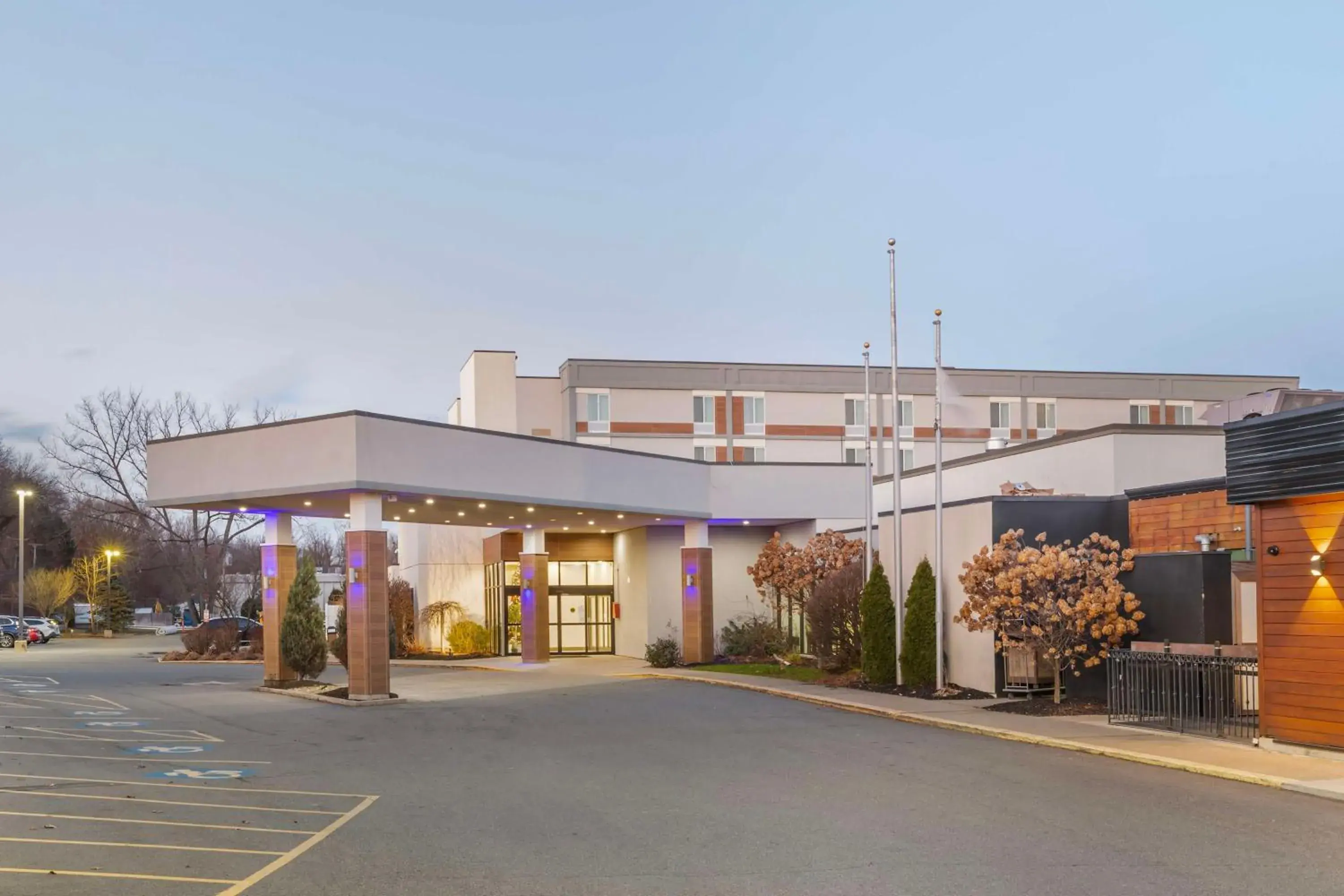 Property building in Best Western Plus New Englander Property building in Best Western Plus New Englander