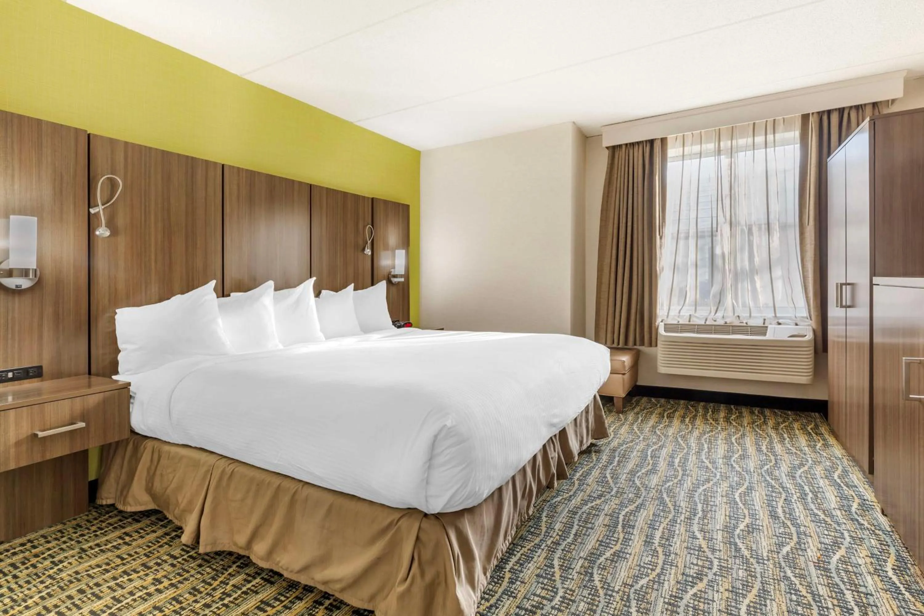 Bedroom, Bed in Best Western Plus New Englander