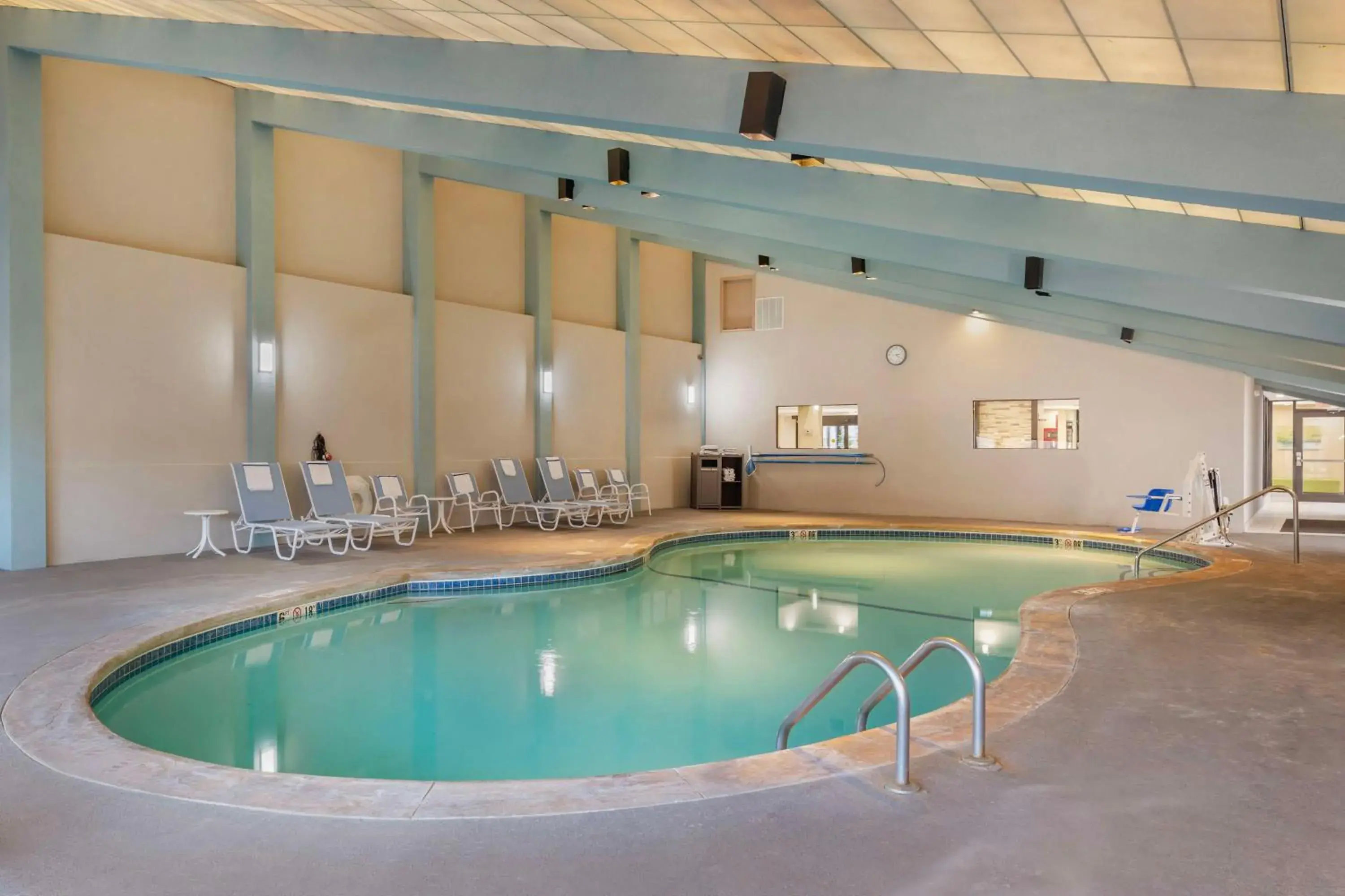 Pool view in Best Western Plus New Englander Pool view in Best Western Plus New Englander