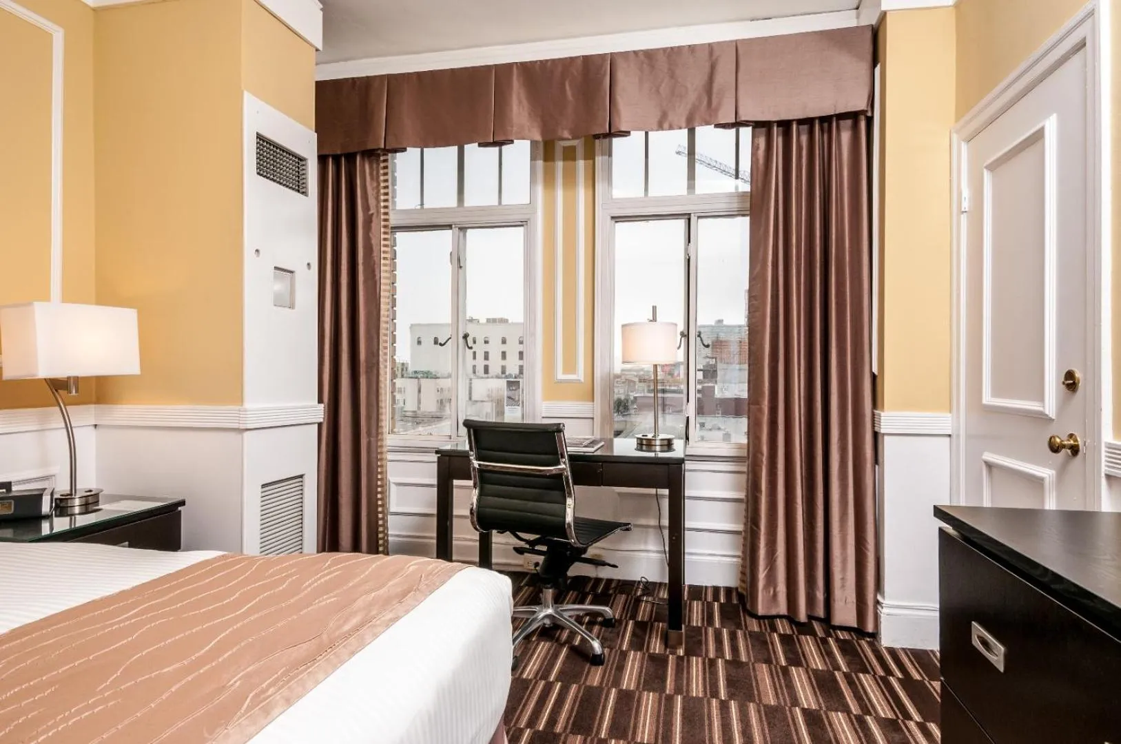 Bed in The Pickwick Hotel San Francisco