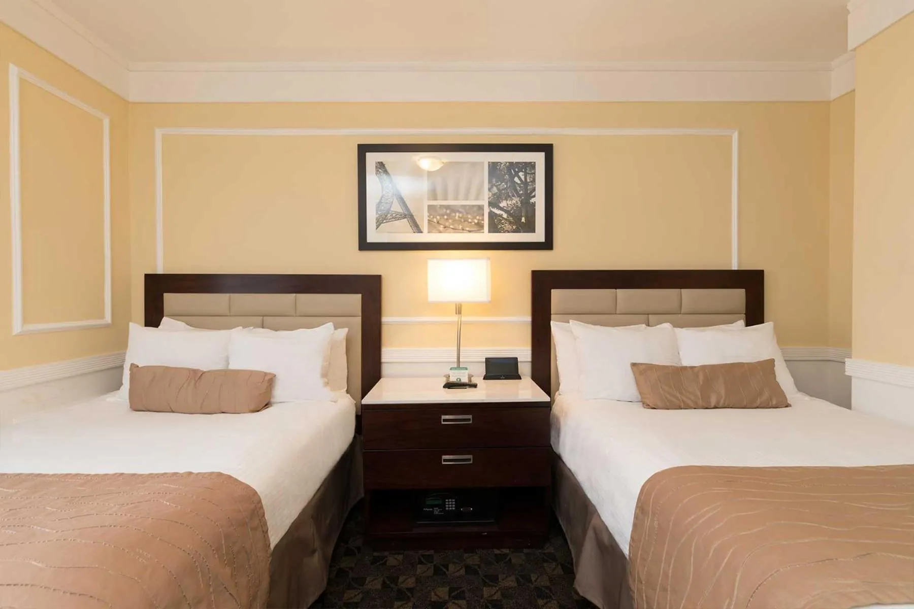 Bed in The Pickwick Hotel San Francisco