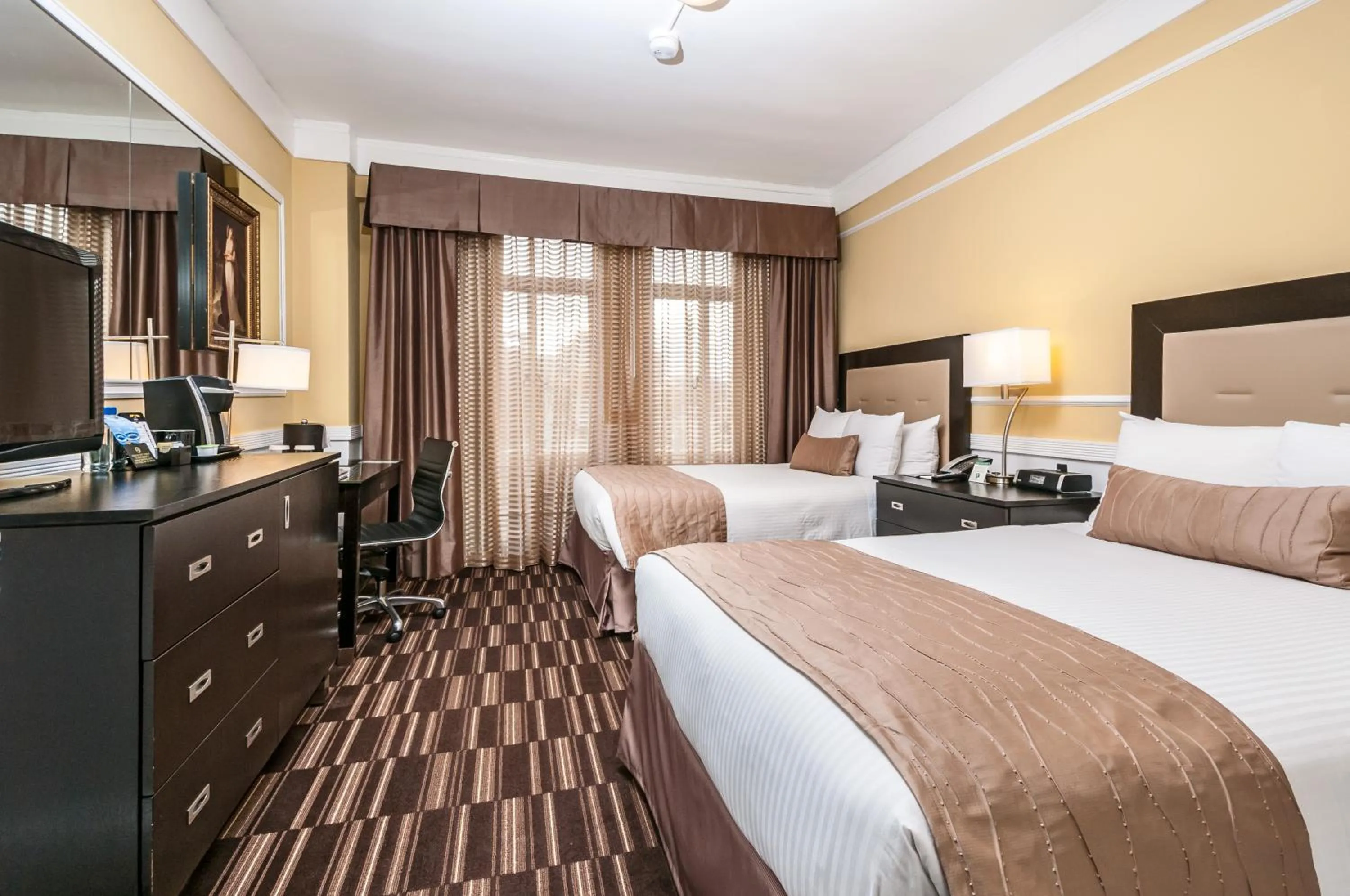 Day, Bed in The Pickwick Hotel San Francisco