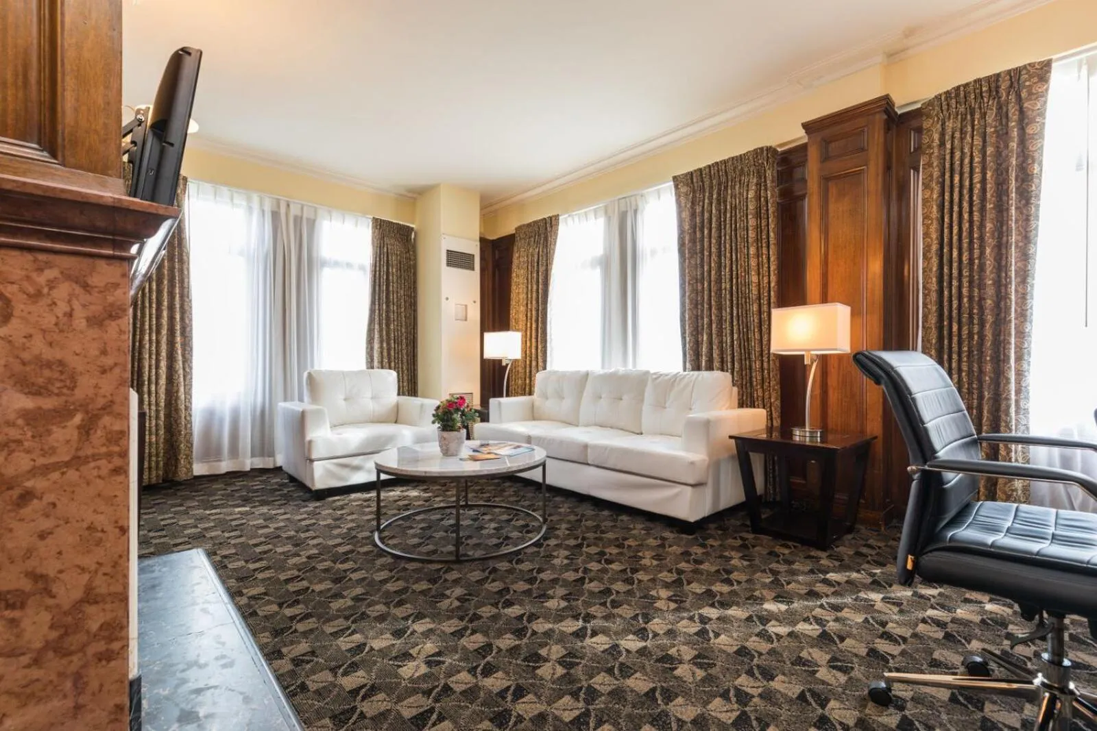 Bed in The Pickwick Hotel San Francisco