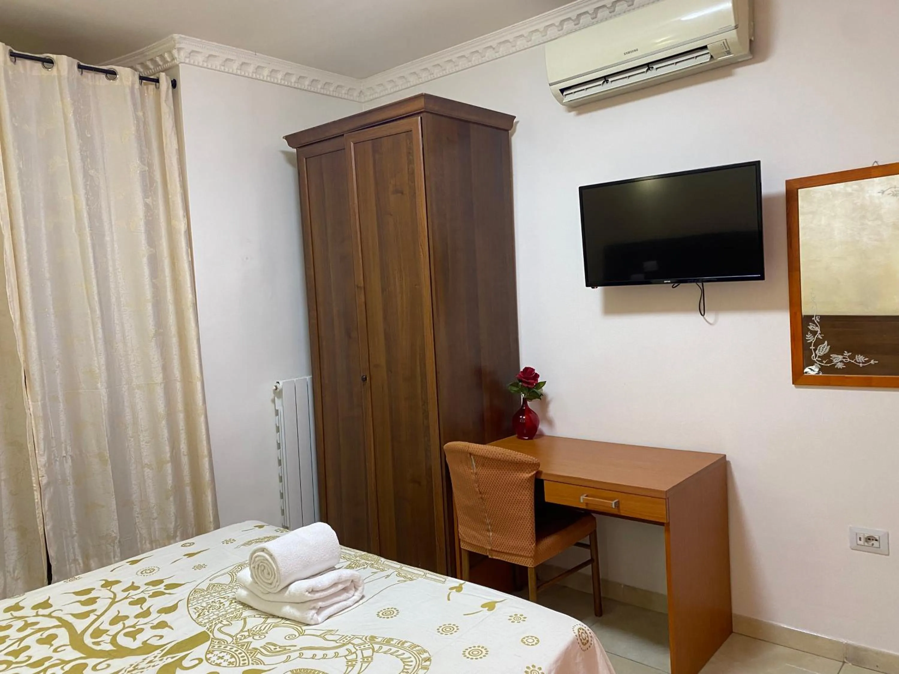 Photo of the whole room, Bed in Aquarium Termini