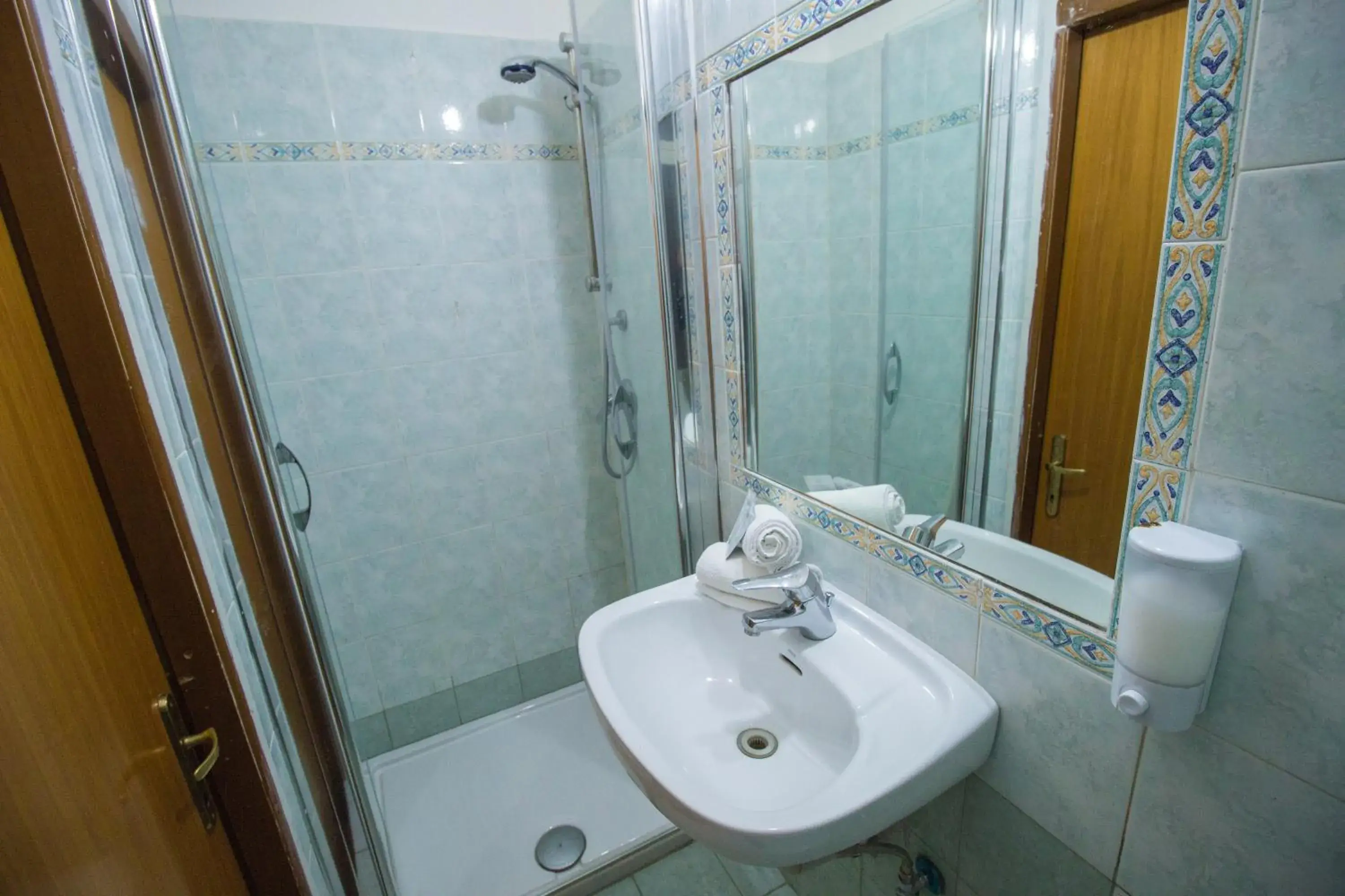 Double or Twin Room with Private Bathroom in Aquarium Termini Double or Twin Room with Private Bathroom in Aquarium Termini