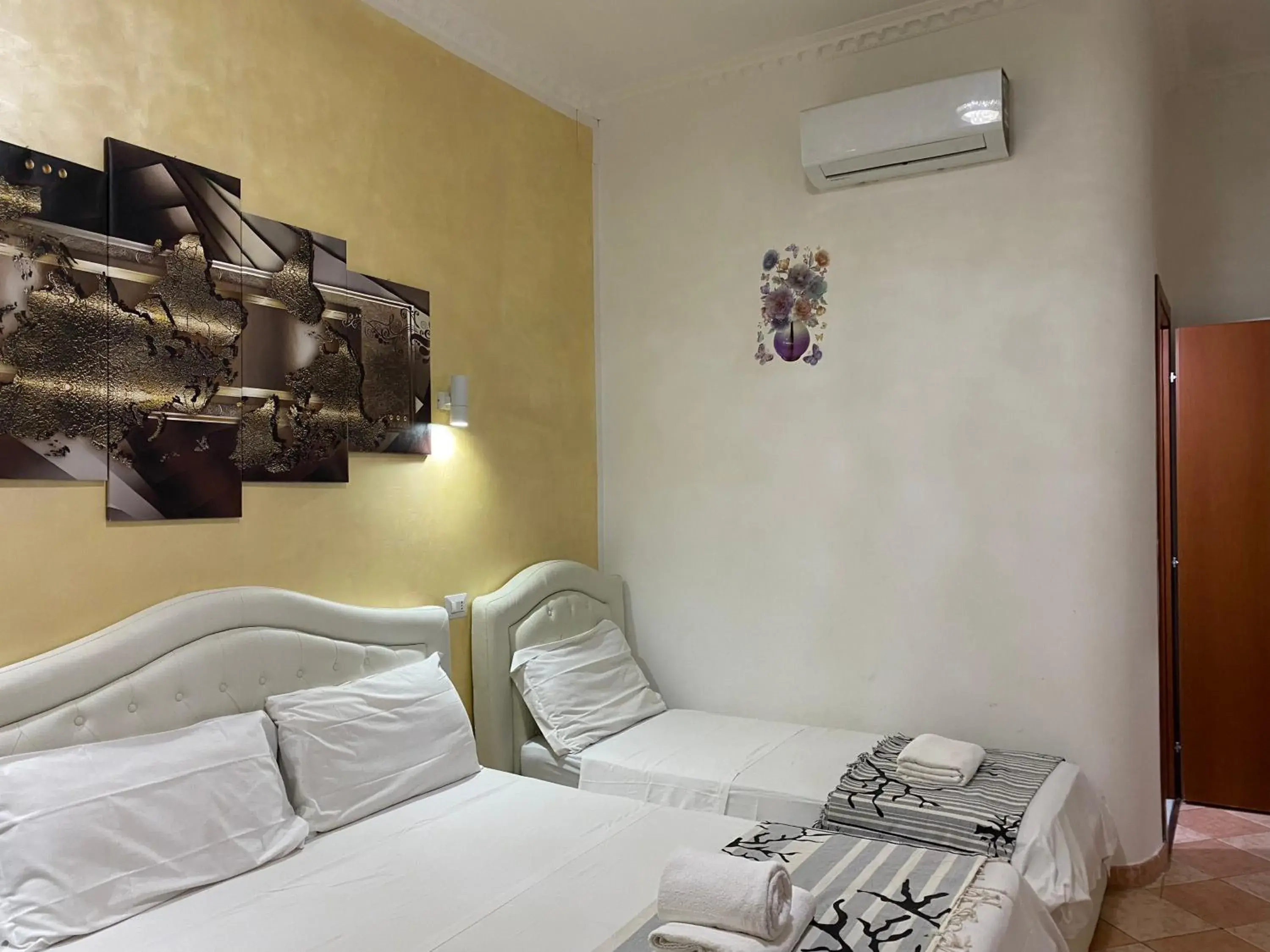 Triple Room with Private Bathroom in Aquarium Termini Triple Room with Private Bathroom in Aquarium Termini