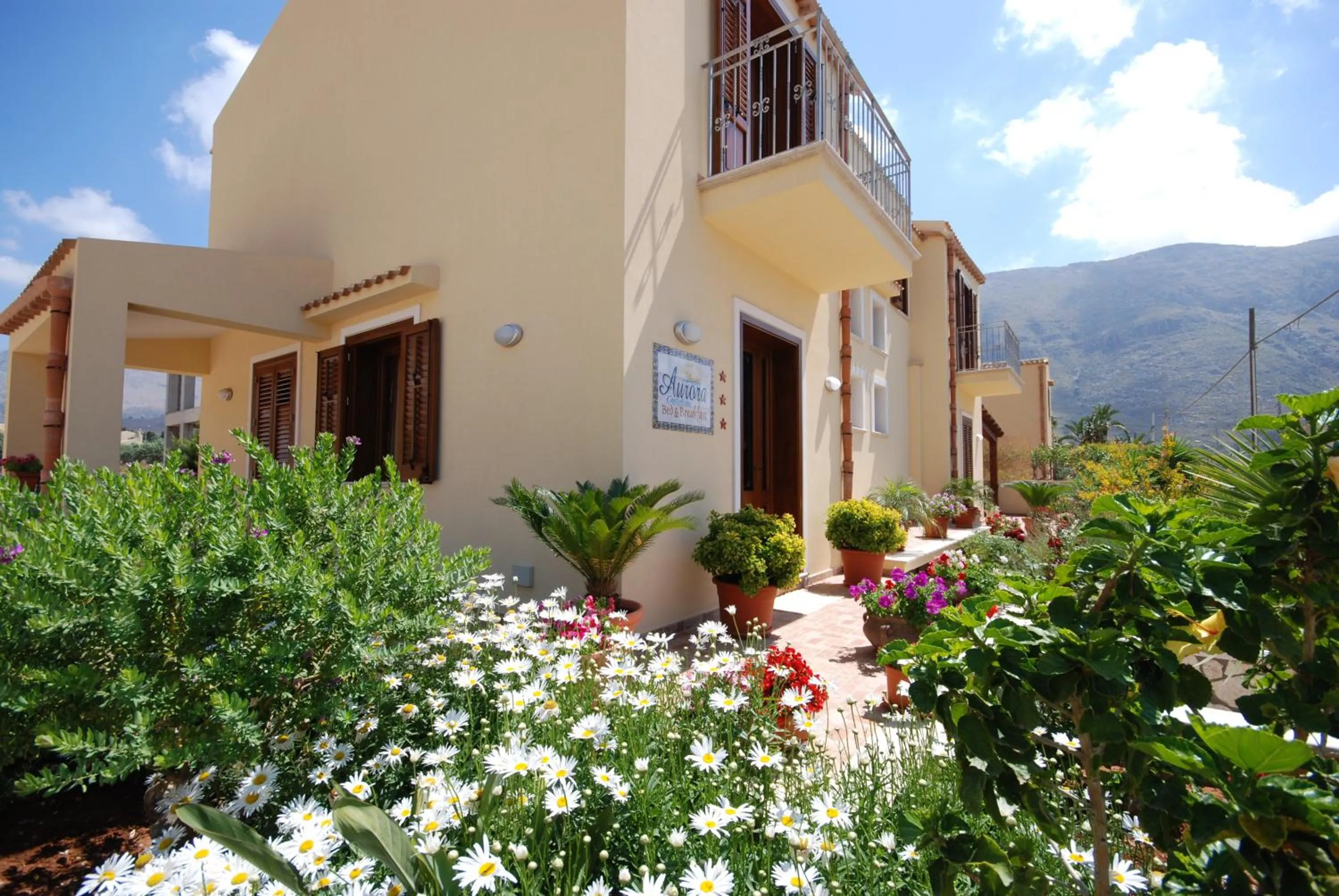 Facade/entrance in Aurora Castelluzzo