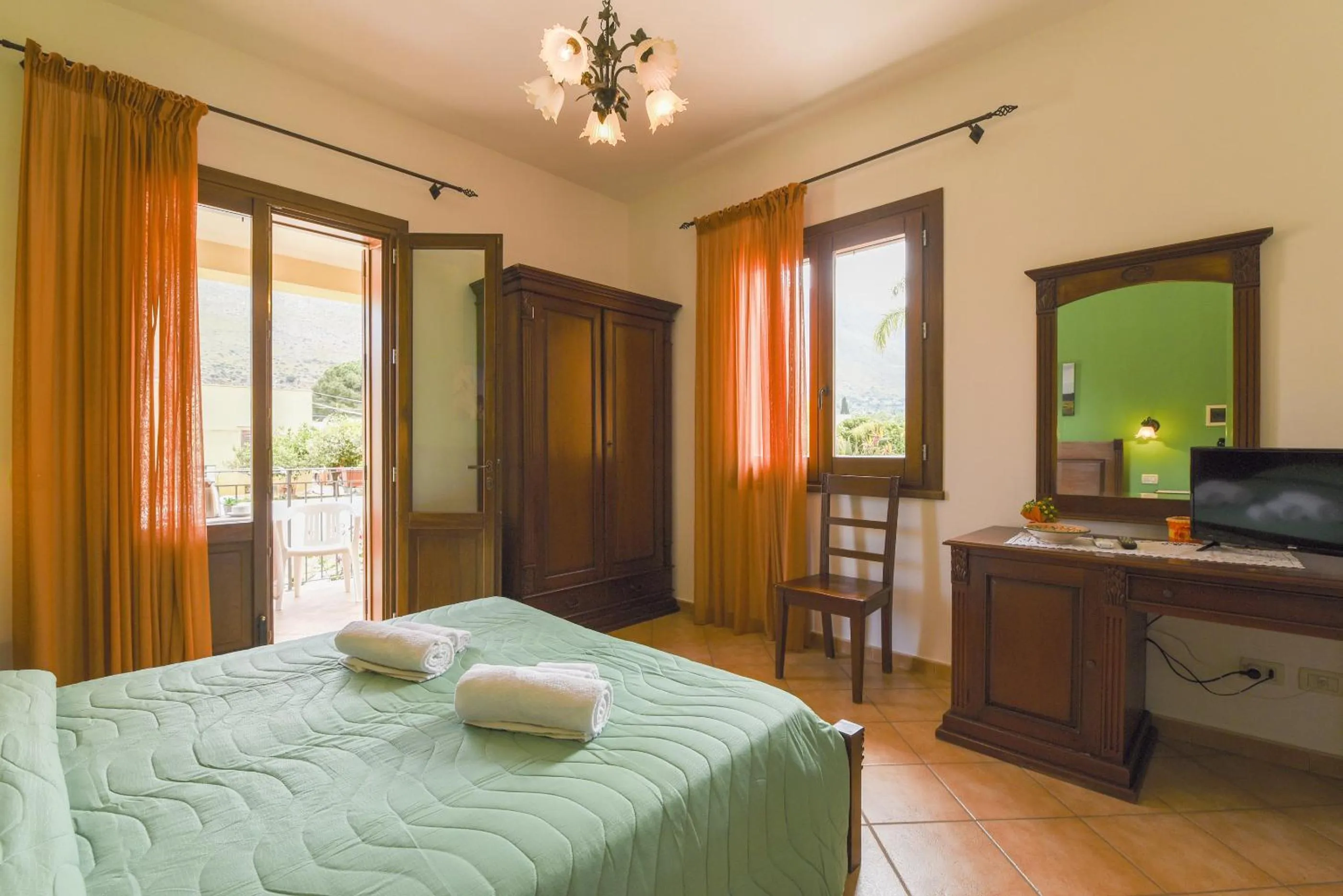 Photo of the whole room, Bed in Aurora Castelluzzo