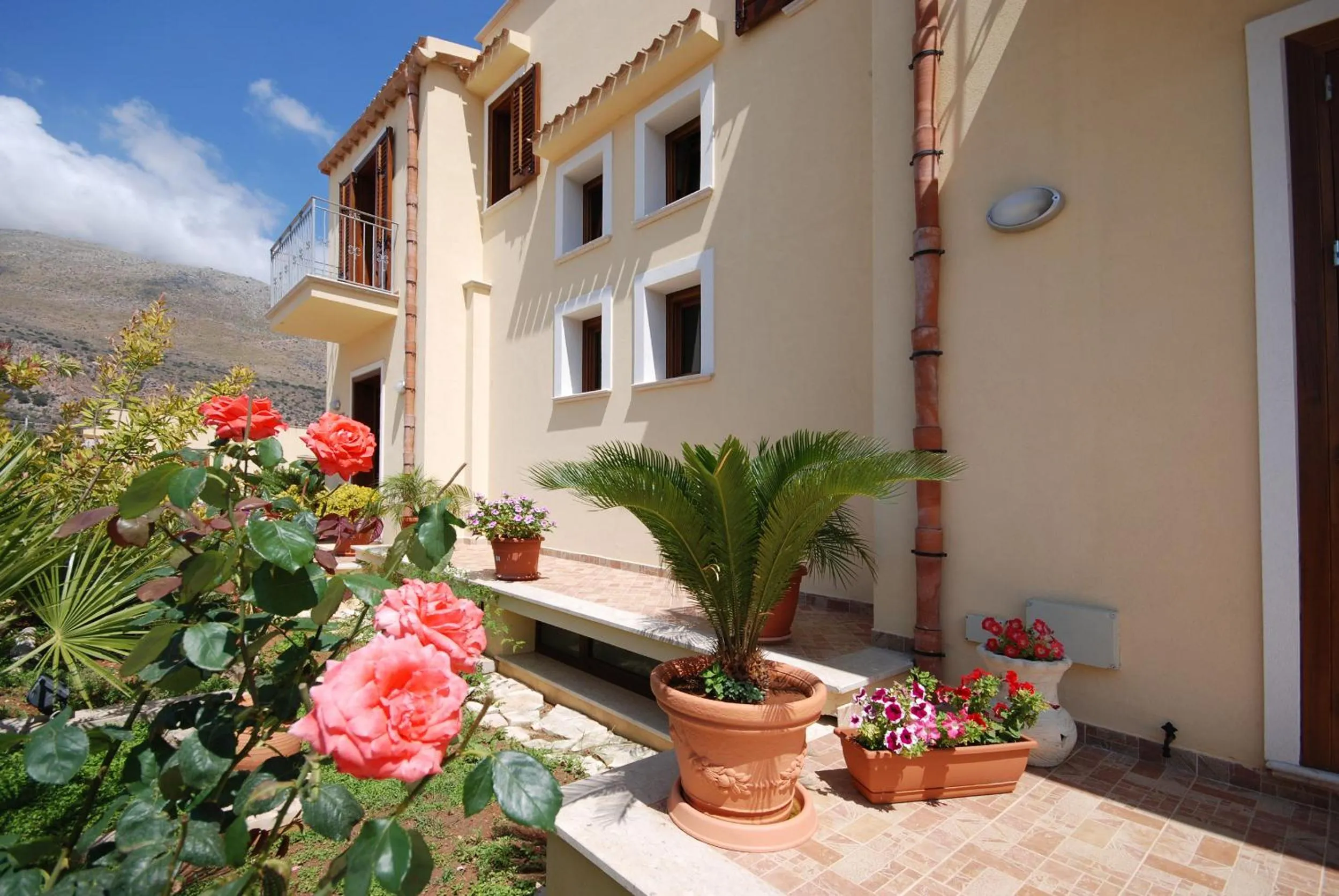 Facade/entrance in Aurora Castelluzzo