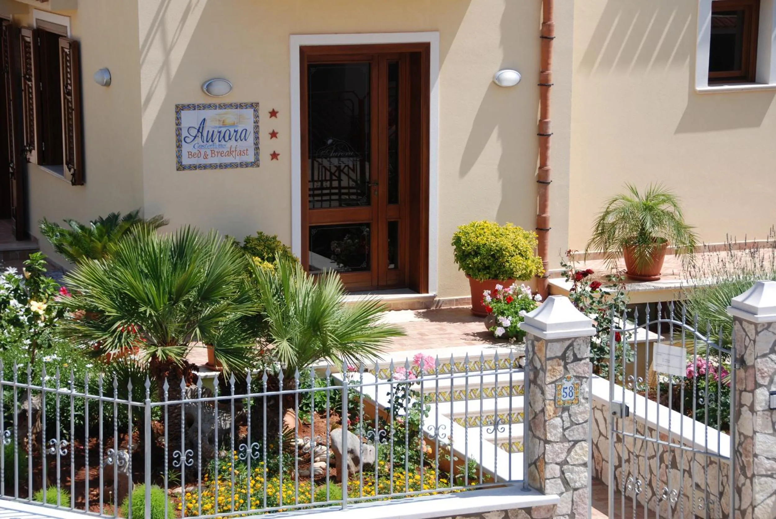 Facade/entrance in Aurora Castelluzzo