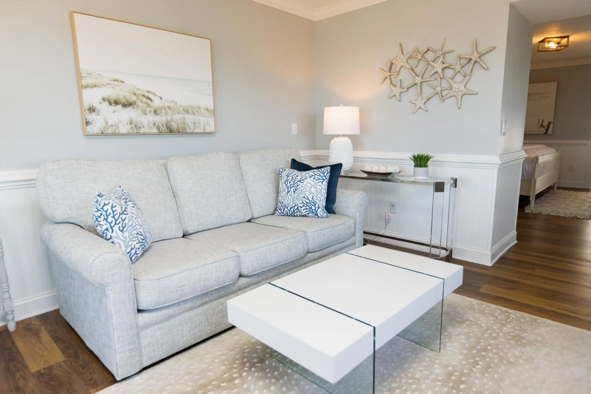 Living room in The Burrus House Inn Waterfront Suites