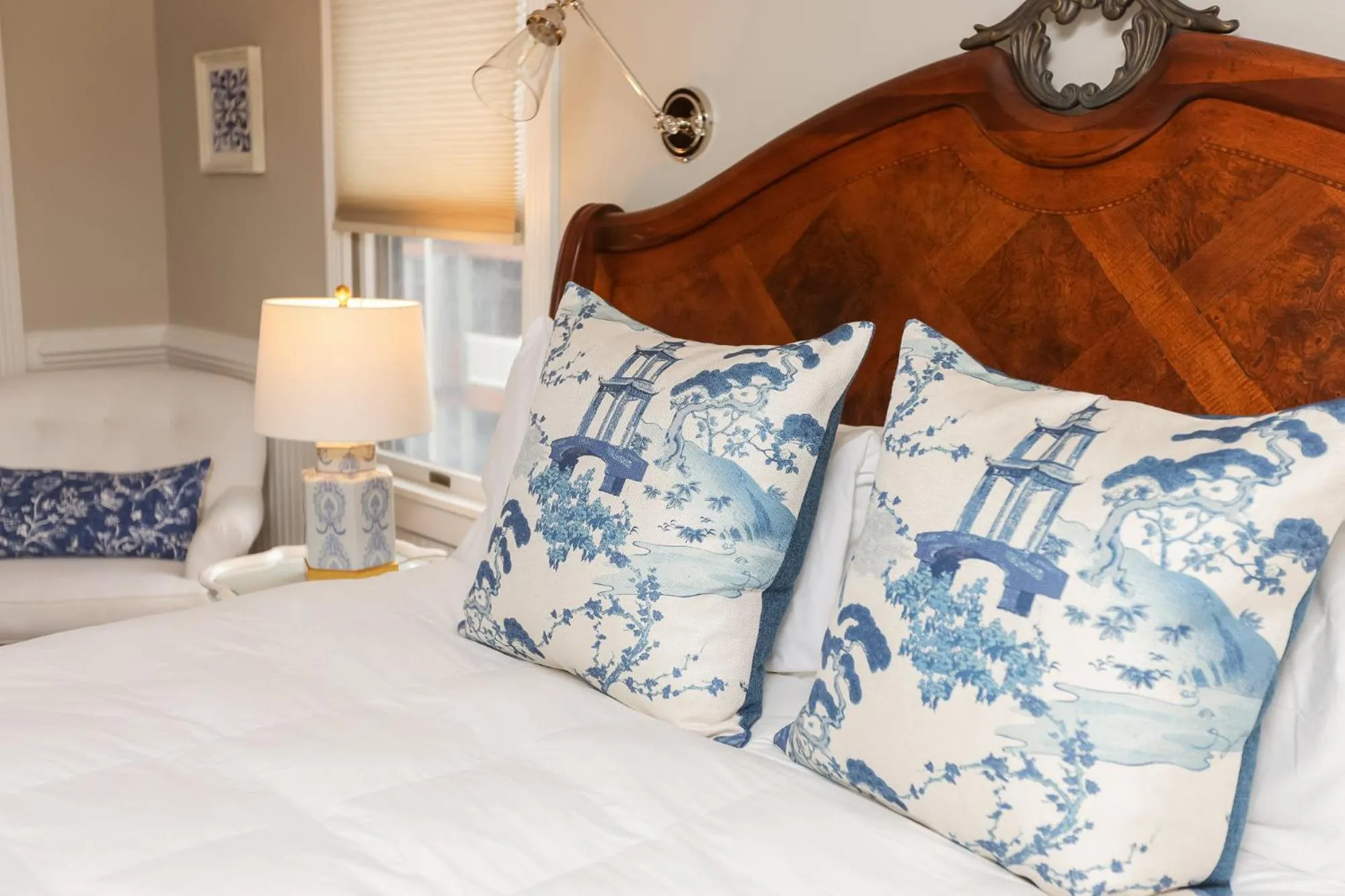 The Burrus House Inn Waterfront Suites