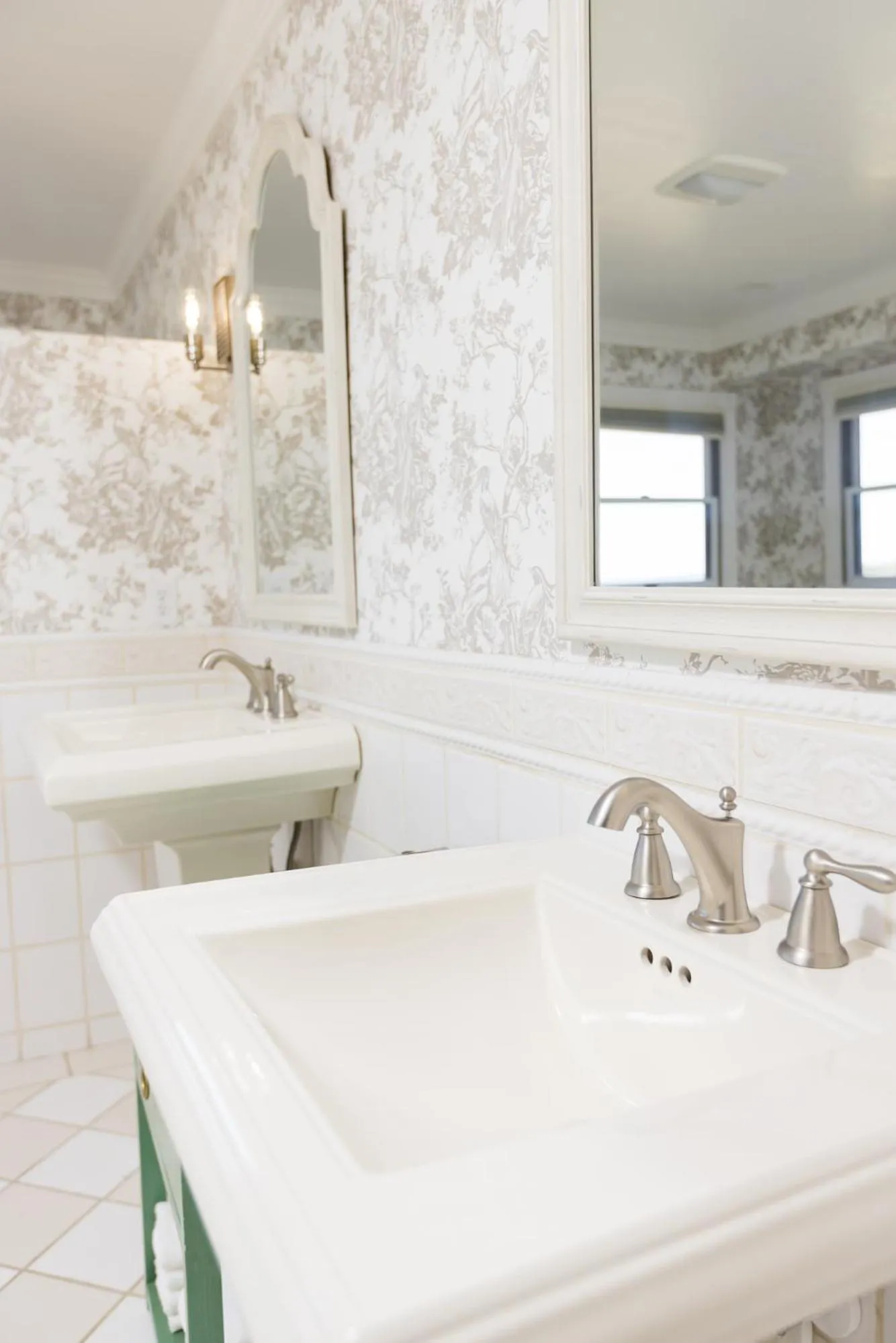 The Burrus House Inn Waterfront Suites