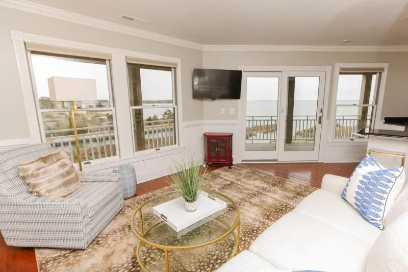 The Burrus House Inn Waterfront Suites