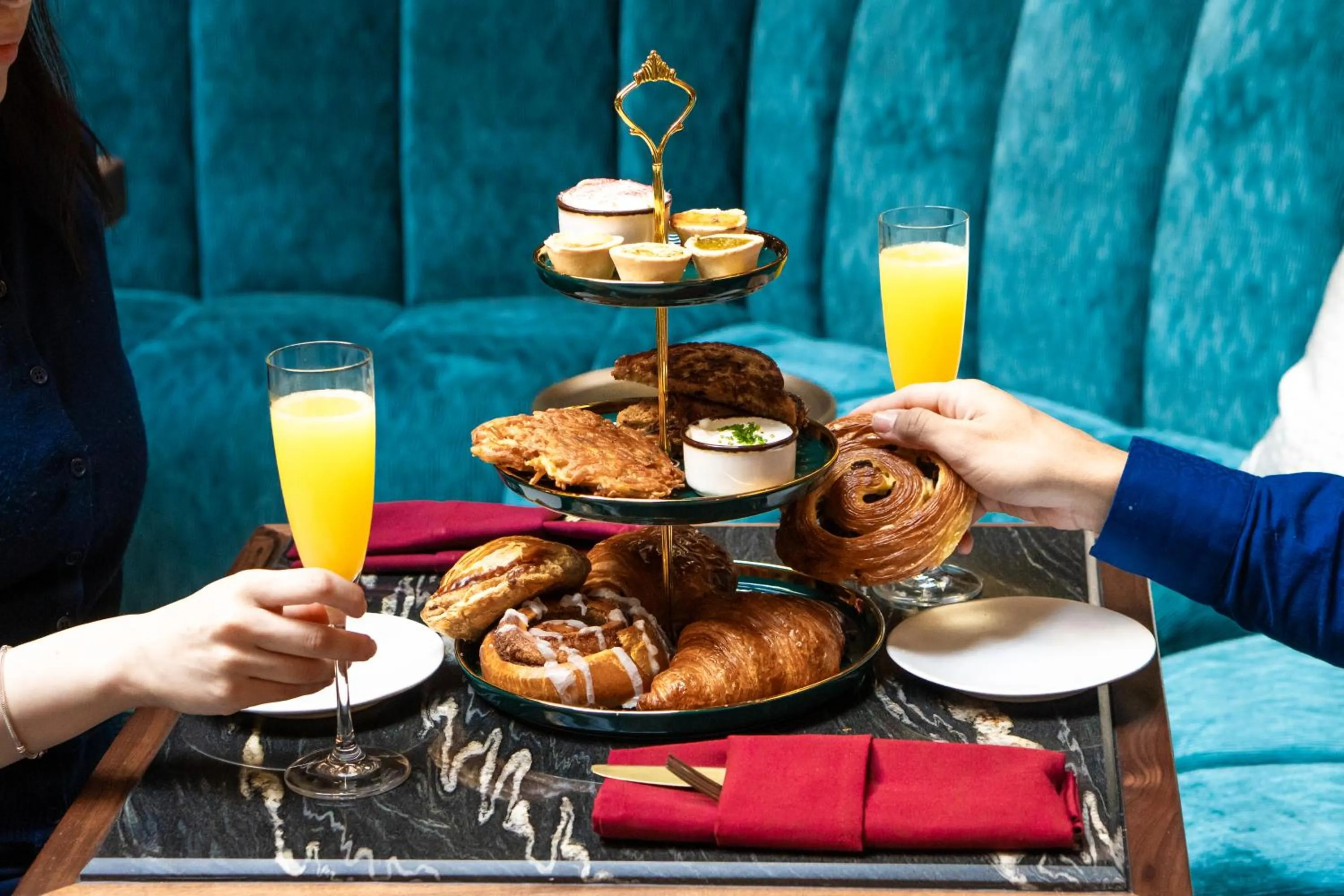 Restaurant/places to eat in Hotel Belleclaire Central Park