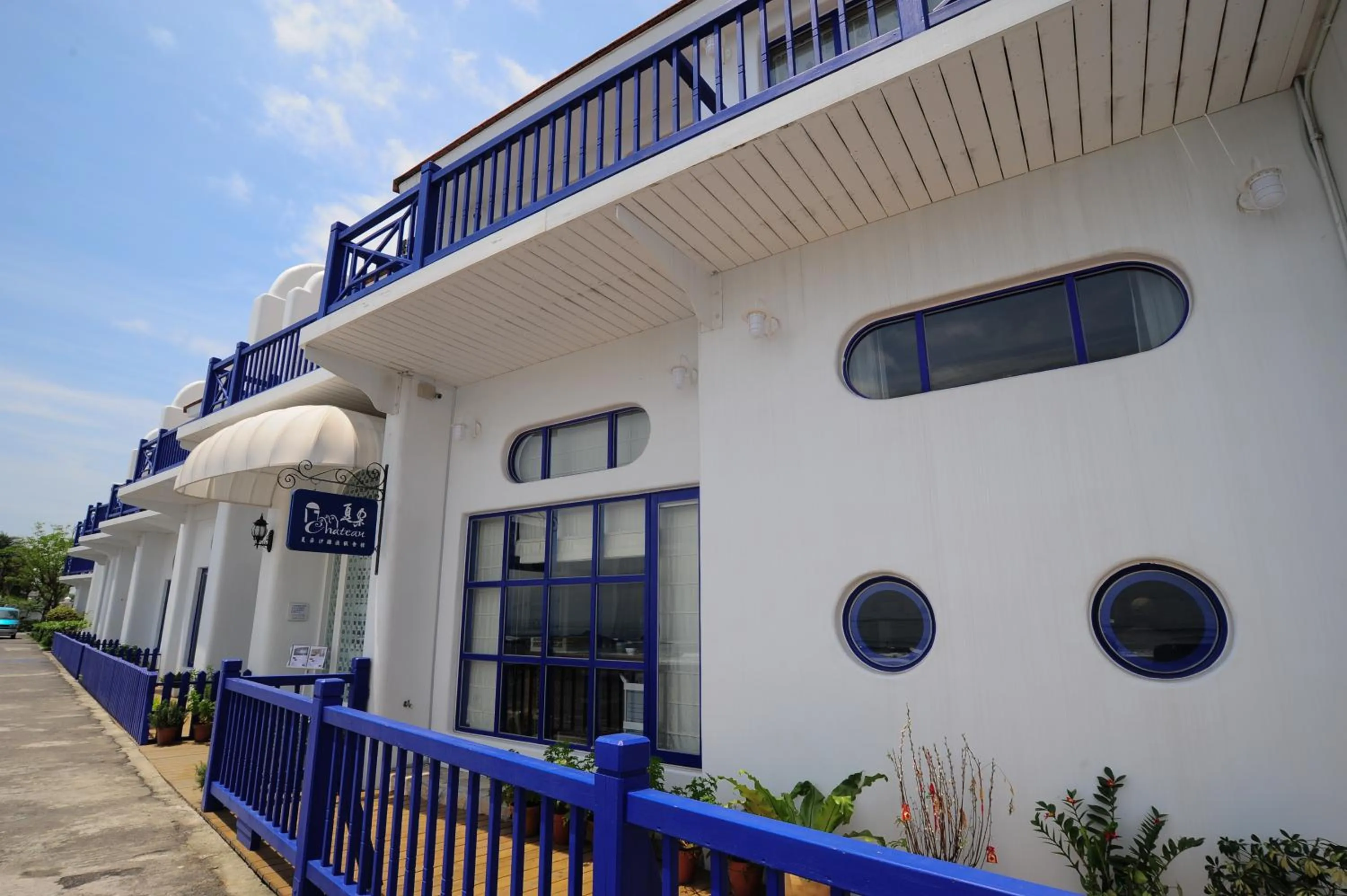 Property building in Chateau Villa