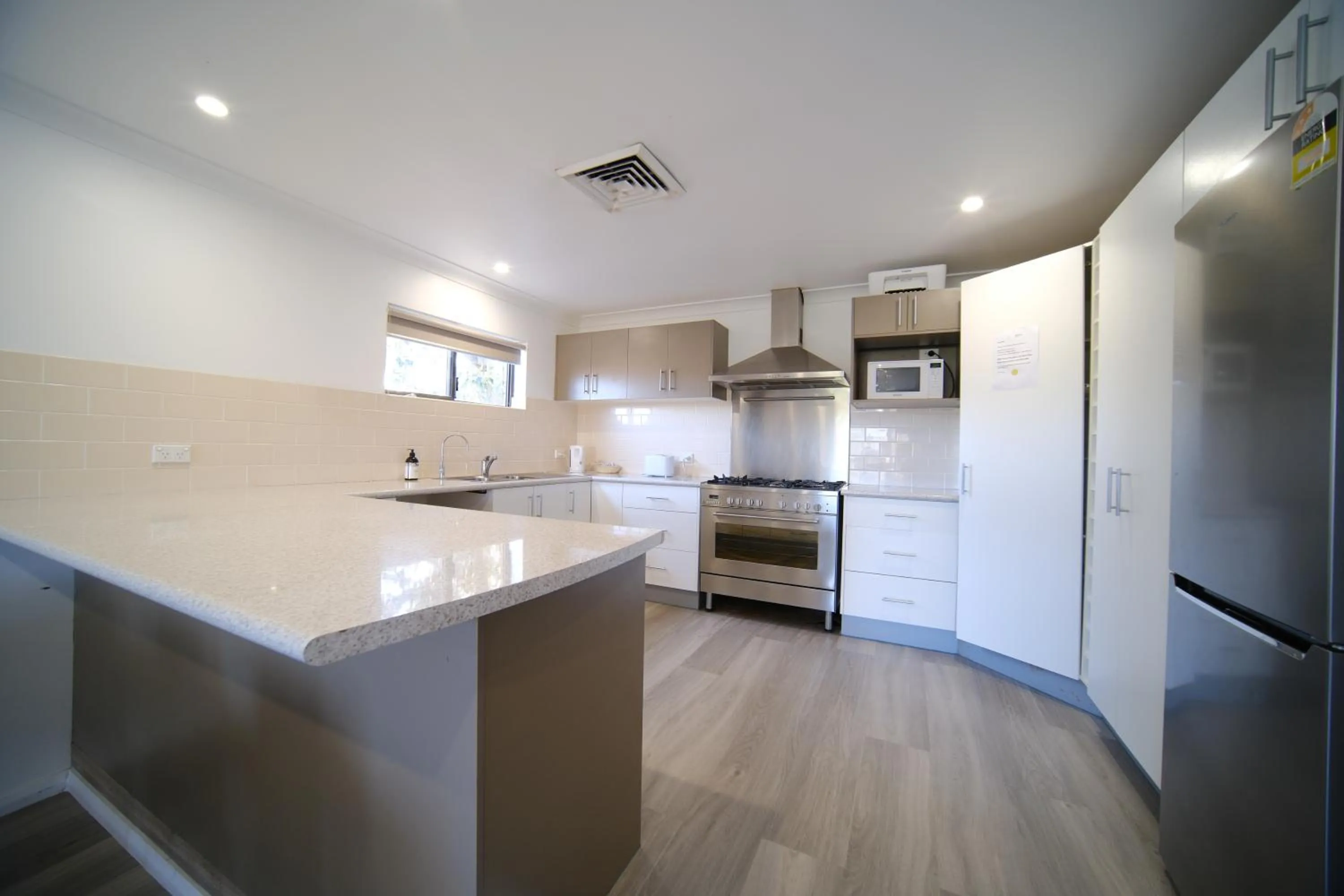 Kitchen or kitchenette in Lakeside Inn Wollongong