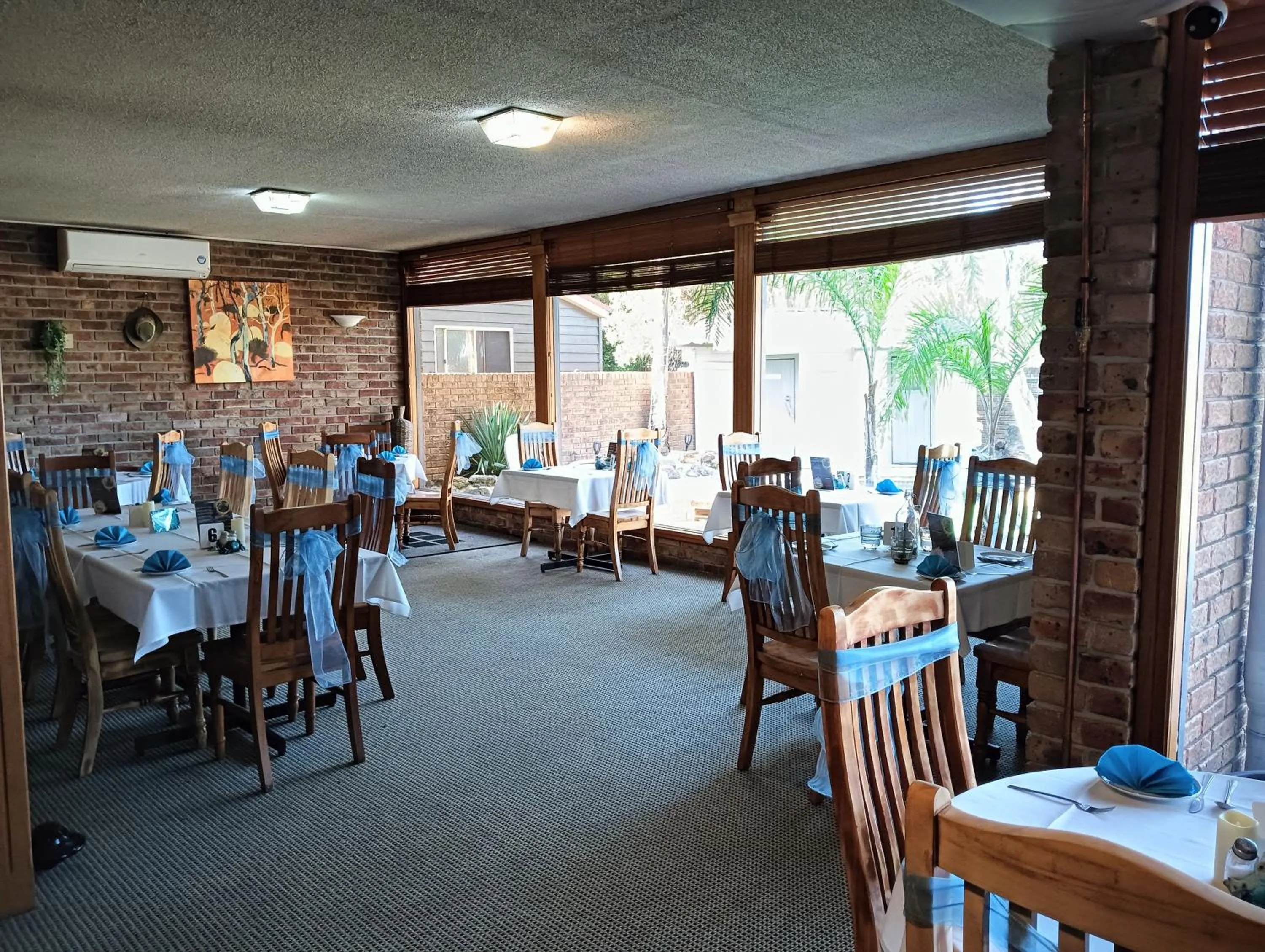 Restaurant/places to eat in Lakeside Inn Wollongong