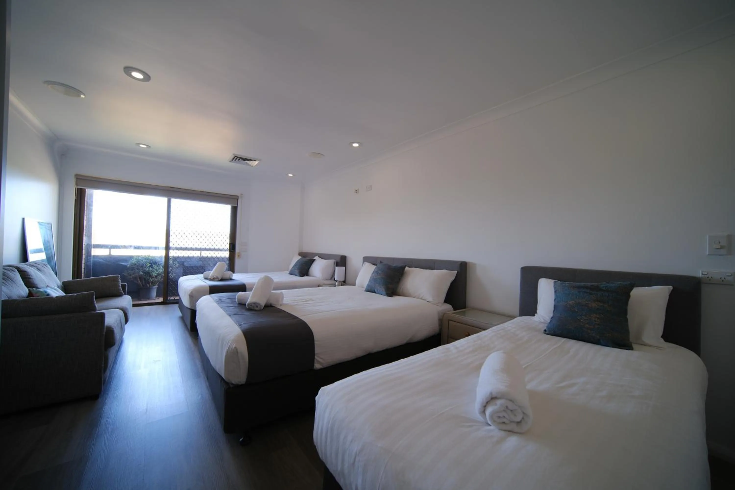 Bed in Lakeside Inn Wollongong